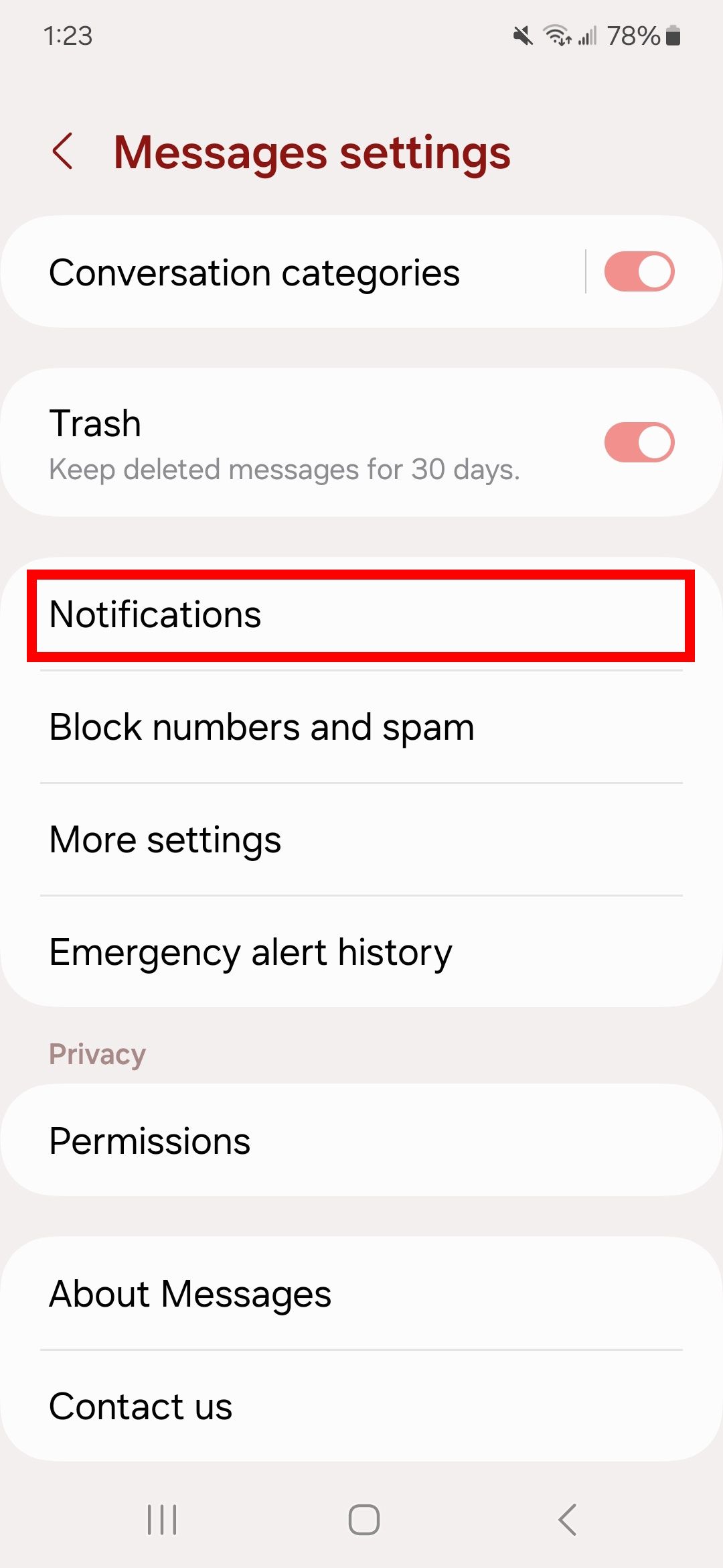Contorno de retângulo vermelho sobre notificações nas configurações de mensagens no Samsung Mensagens em um telefone Samsung