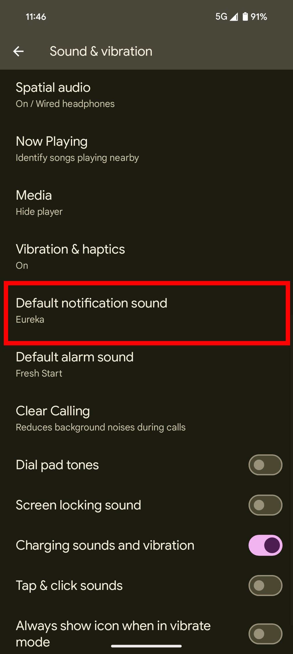 Contorno de retângulo vermelho sobre o som de notificação padrão nas configurações de som e vibração em um telefone Android