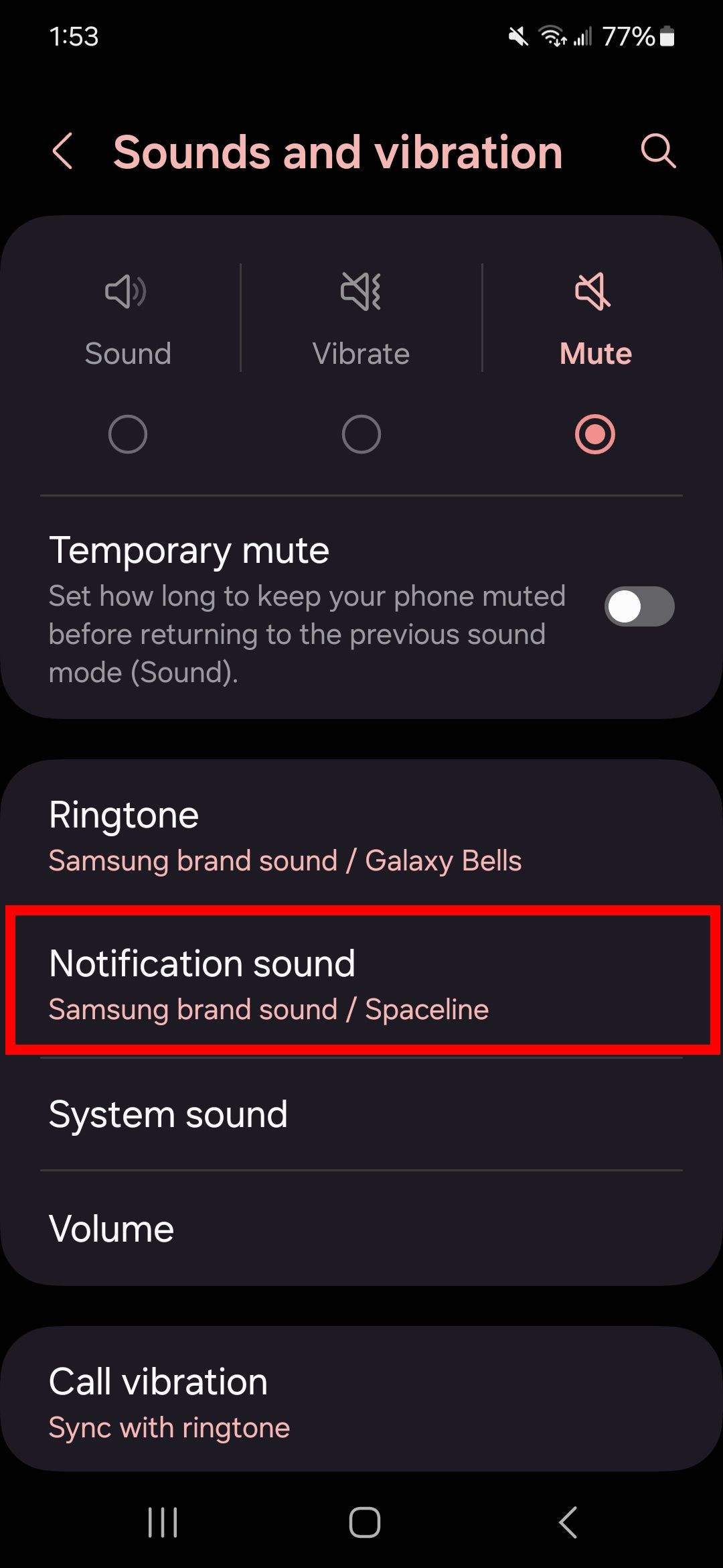 Contorno de retângulo vermelho sobre o som de notificação nas configurações de sons e vibração em um telefone Samsung