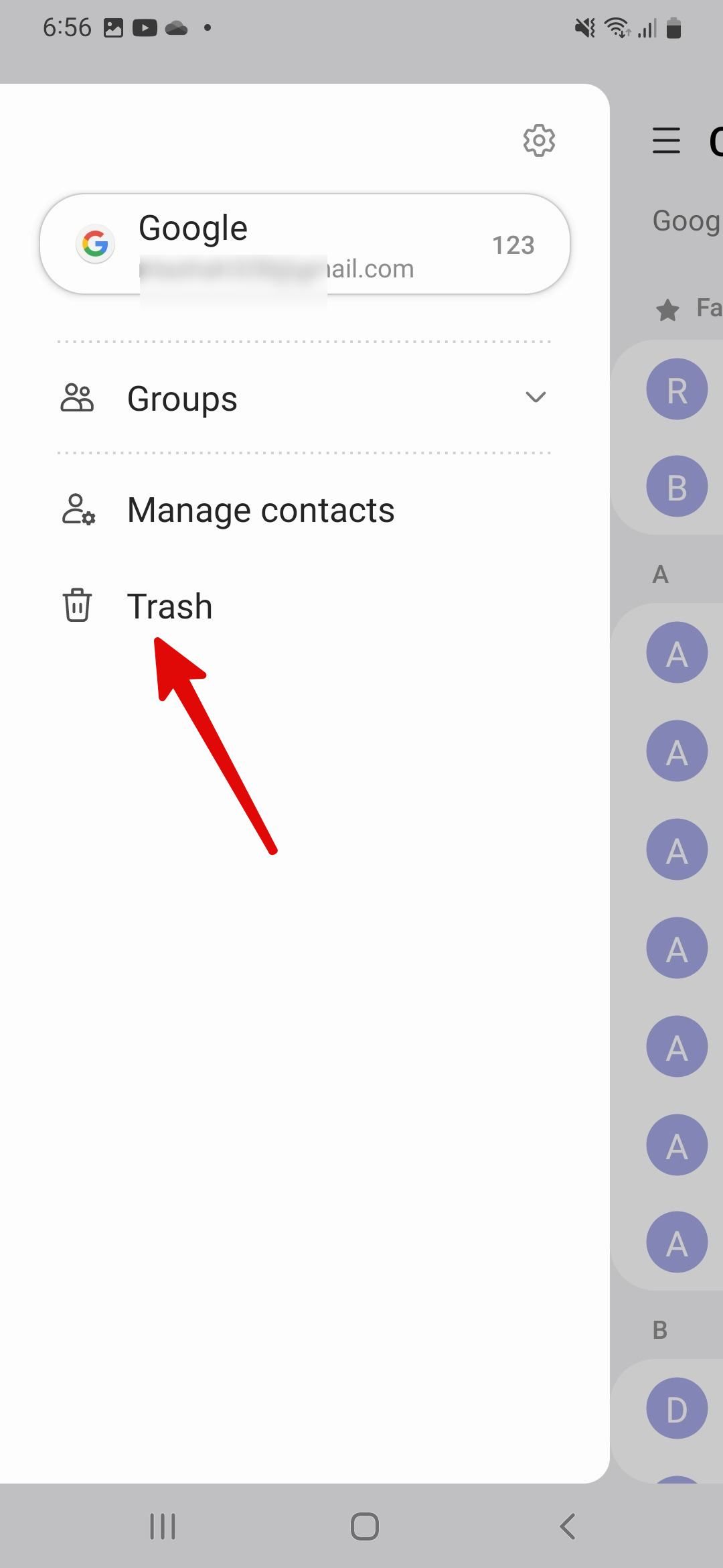 Menu de opções do aplicativo Samsung Contacts apontando para o ícone da Lixeira