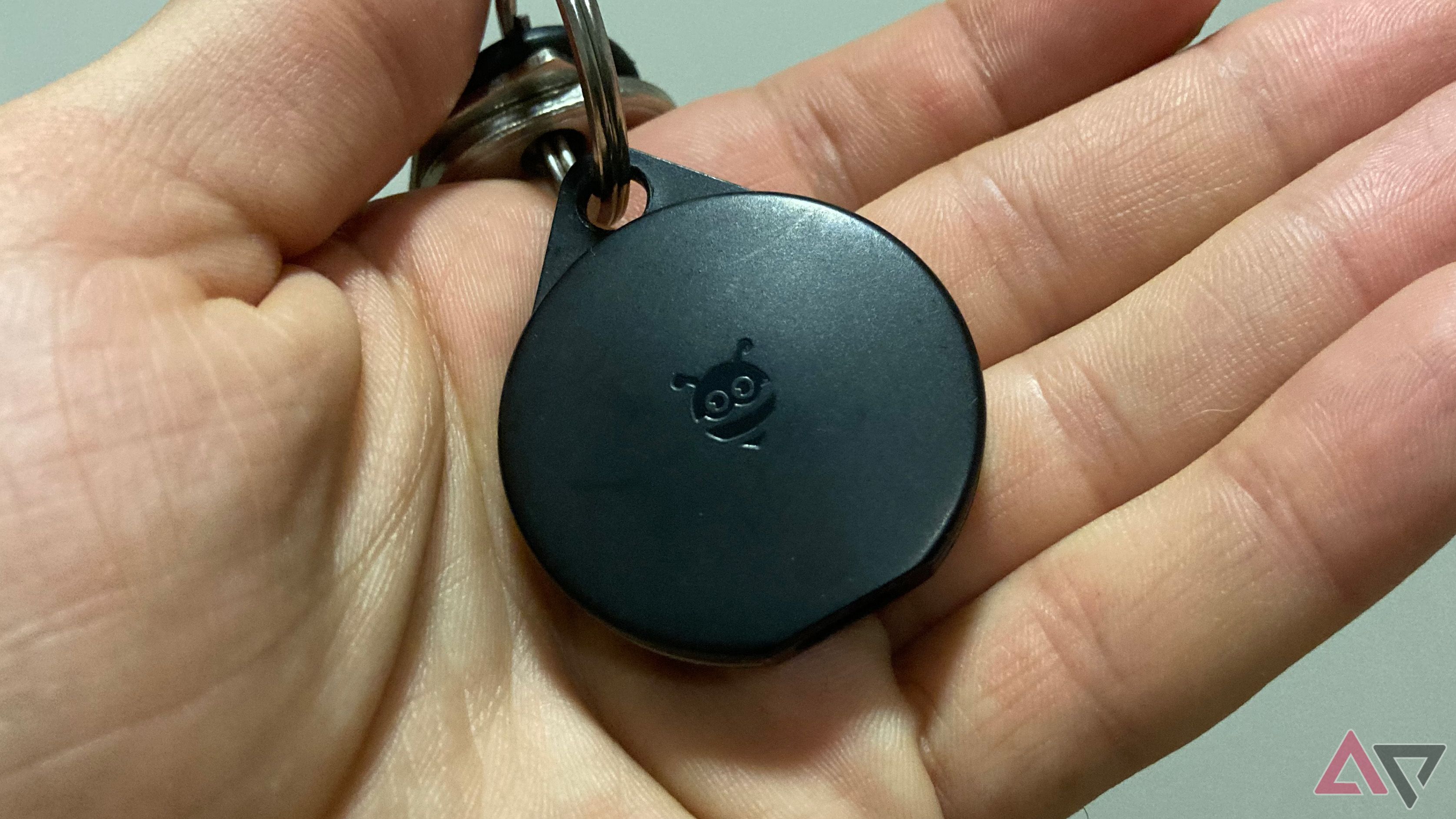 O rastreador Bluetooth Pebblebee Clip segurado na mão