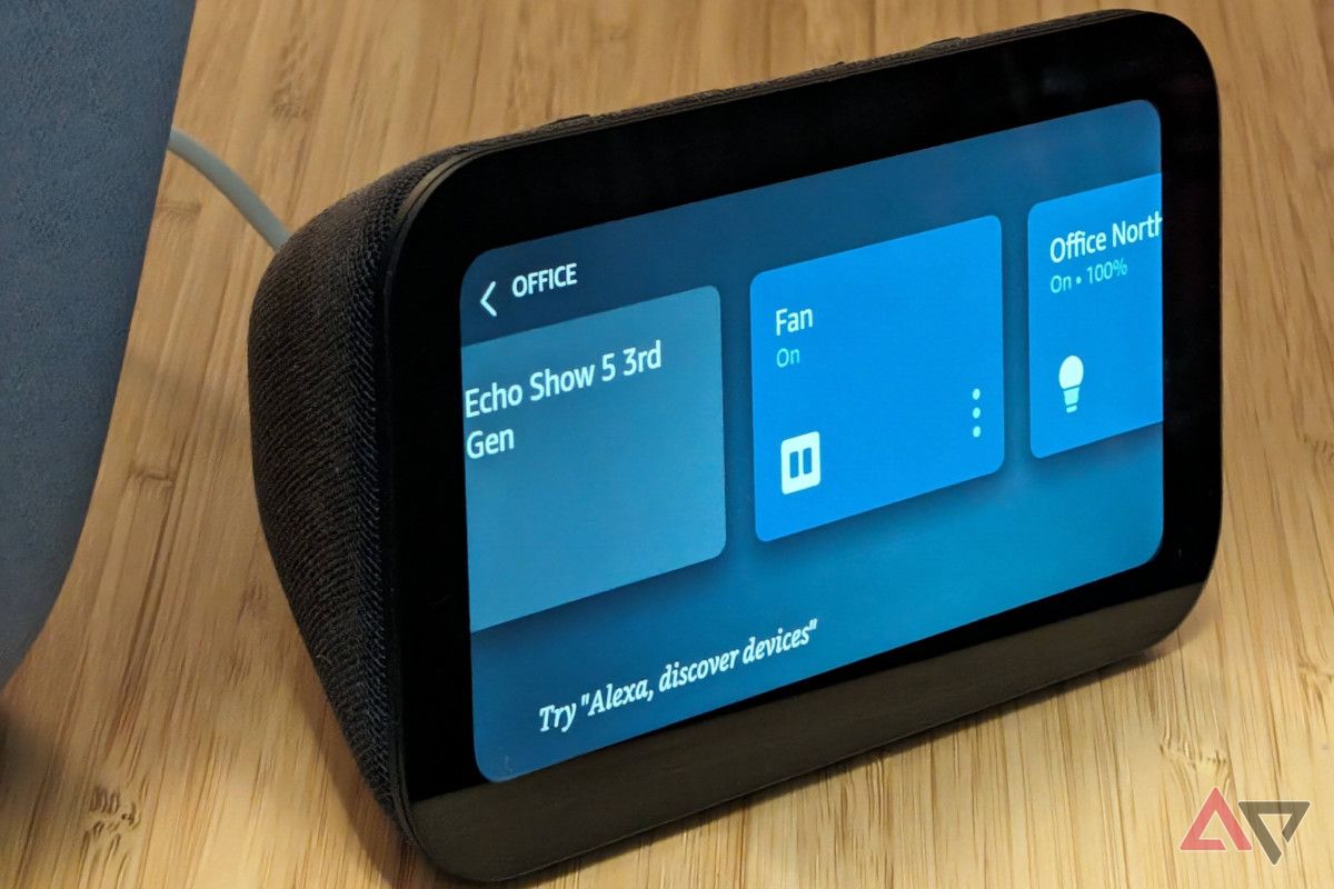 O Echo Show 5 (3ª geração) exibindo controles domésticos inteligentes em sua tela sensível ao toque.