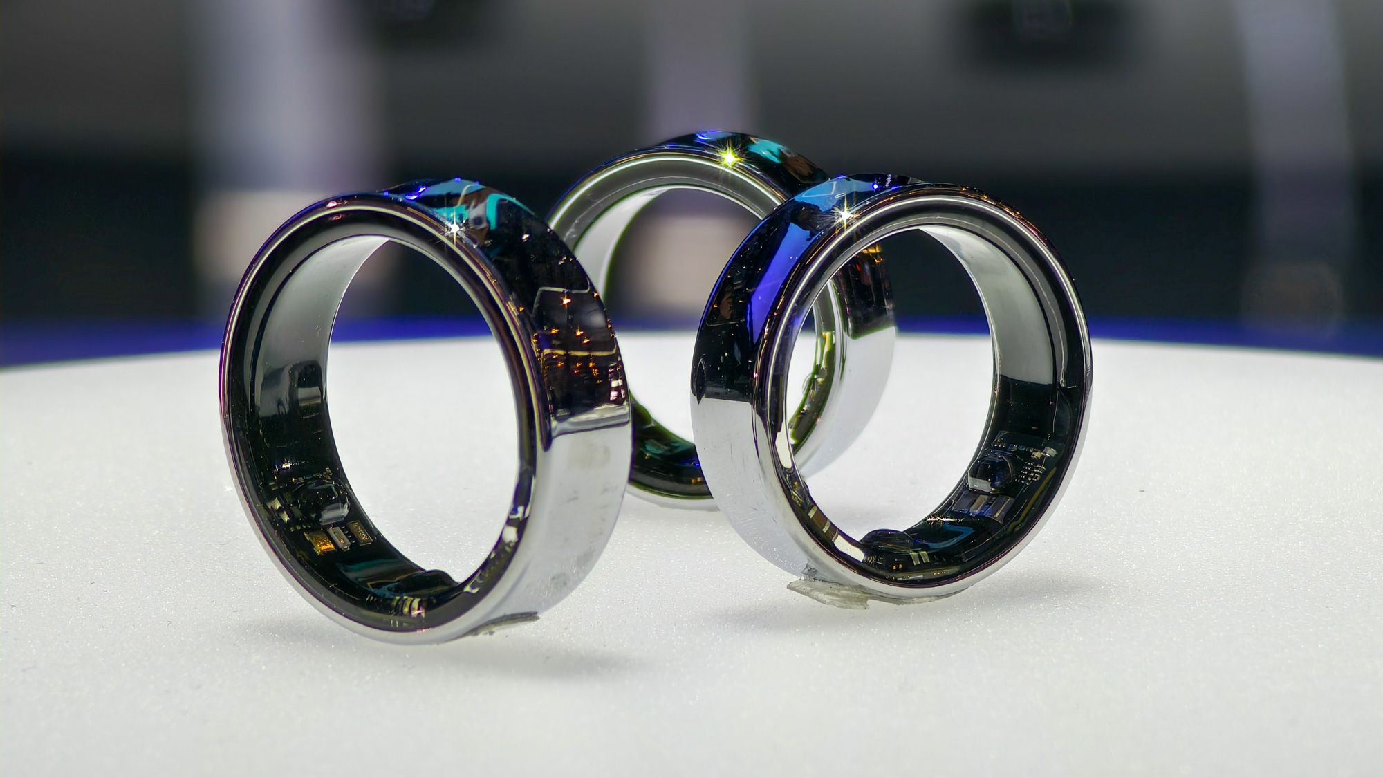 Samsung Galaxy Ring no MWC 2024, três anéis juntos na cor prata