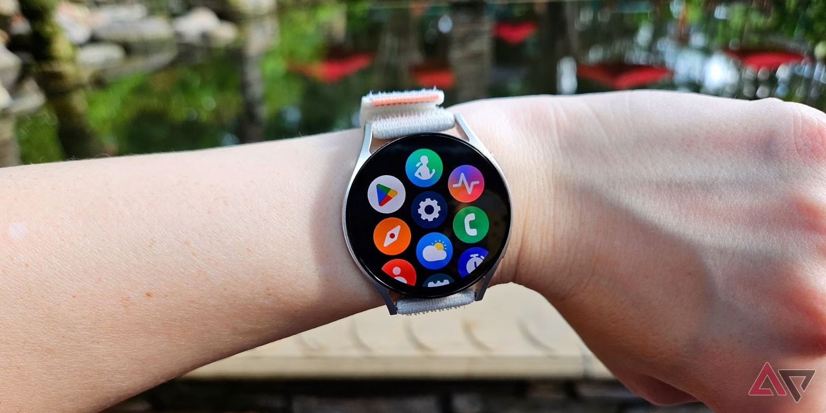 galaxy watch 6 mostrando aplicativos em um pulso