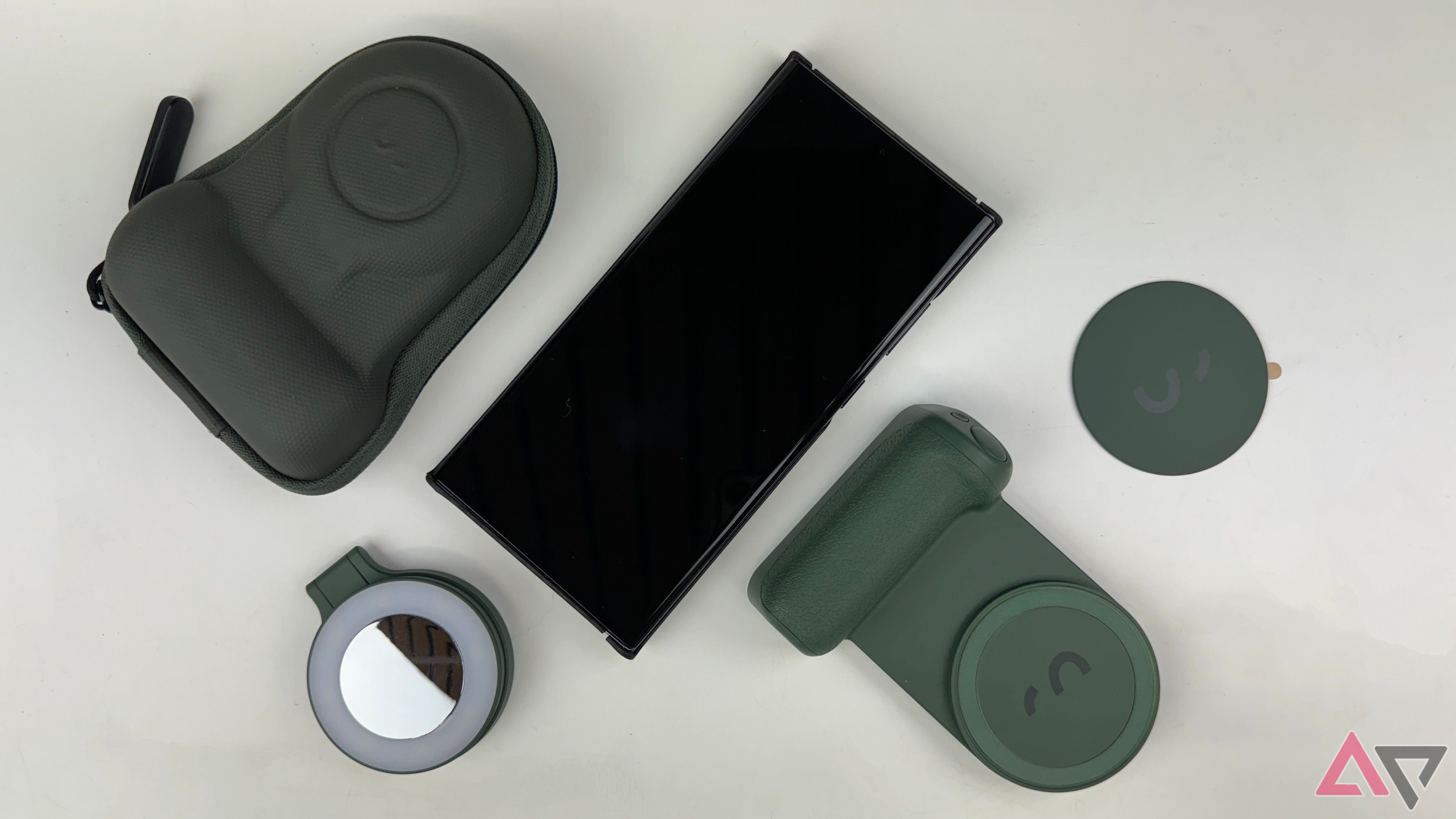 O SnapGrip, anel de luz magnético, adesivo MagSafe e bolsa em torno de um smartphone preto
