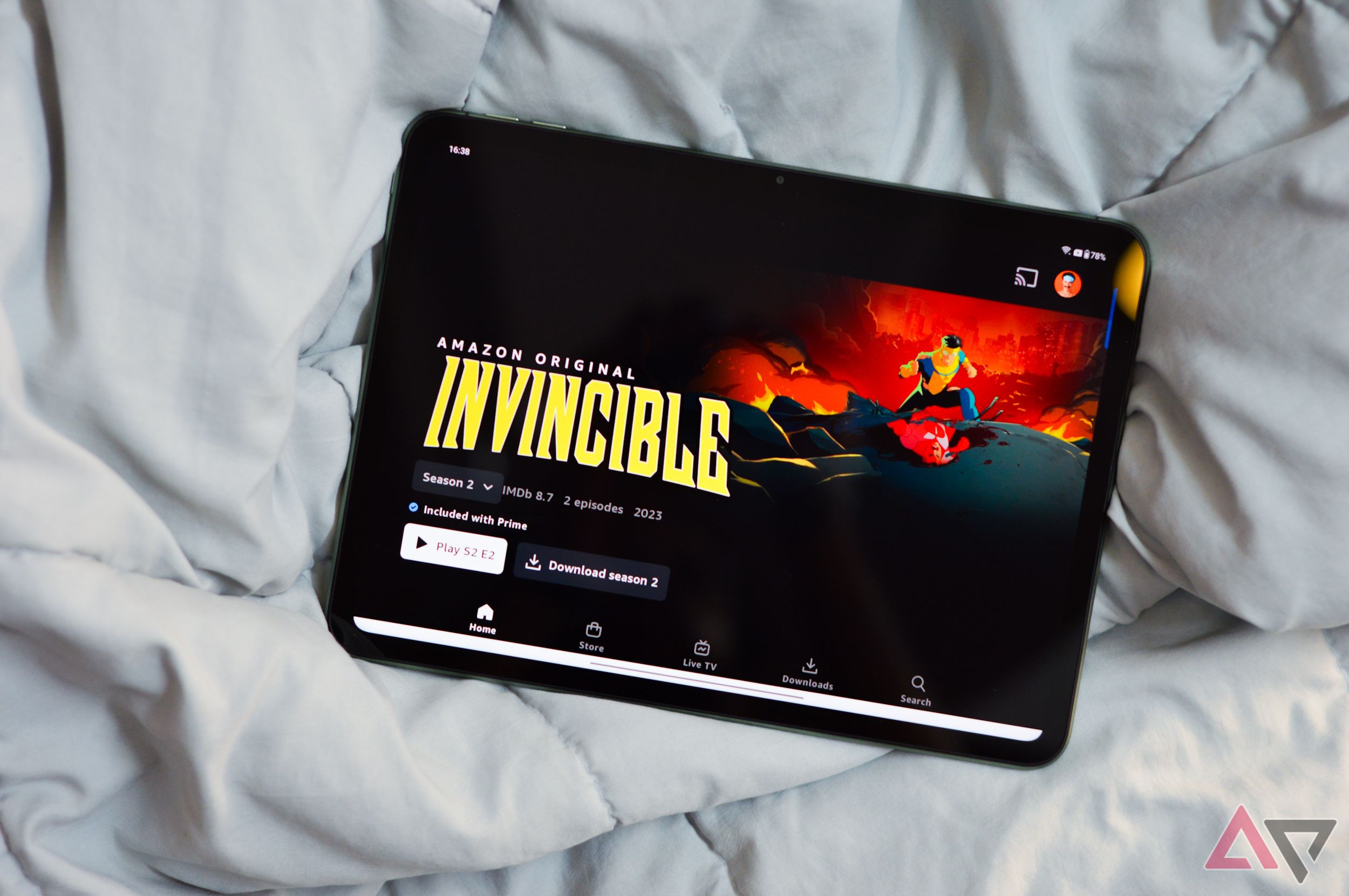 O OnePlus Pad Go deitado na cama com o Prime Video aberto