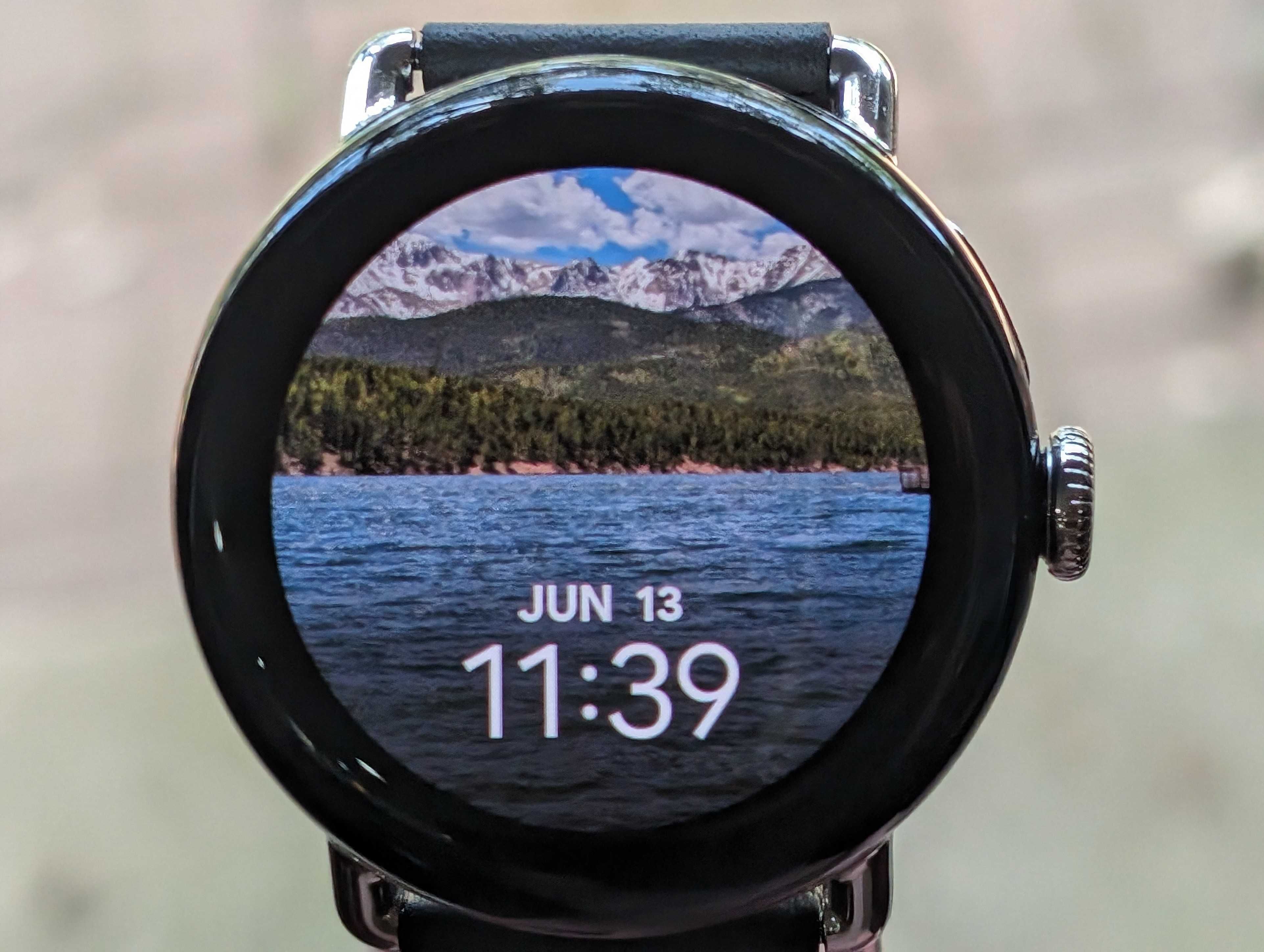Uma imagem do Pixel Watch 2 destacando seus engastes grandes e robustos