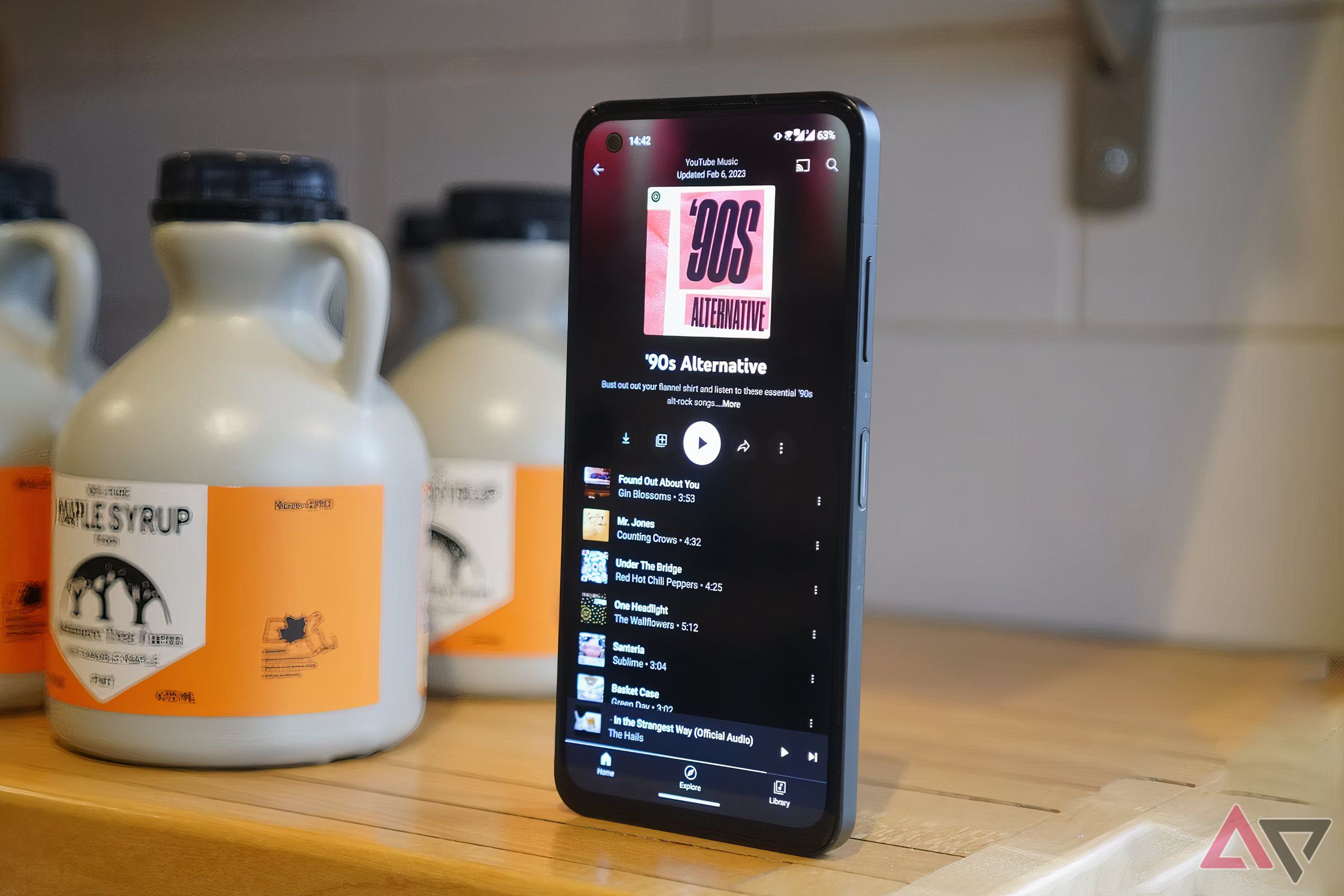 Tela de um smartphone mostrando uma playlist do YouTube Music.