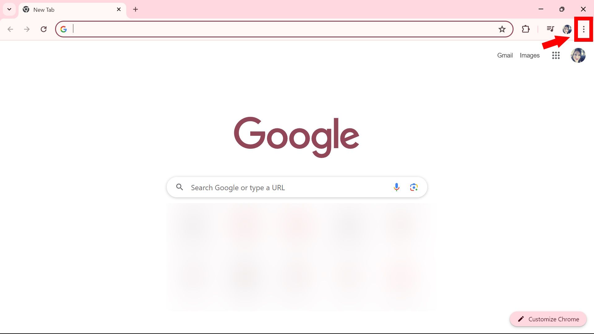 Seta sólida vermelha apontando para o contorno do retângulo vermelho sobre o ícone de três pontos no Google Chrome