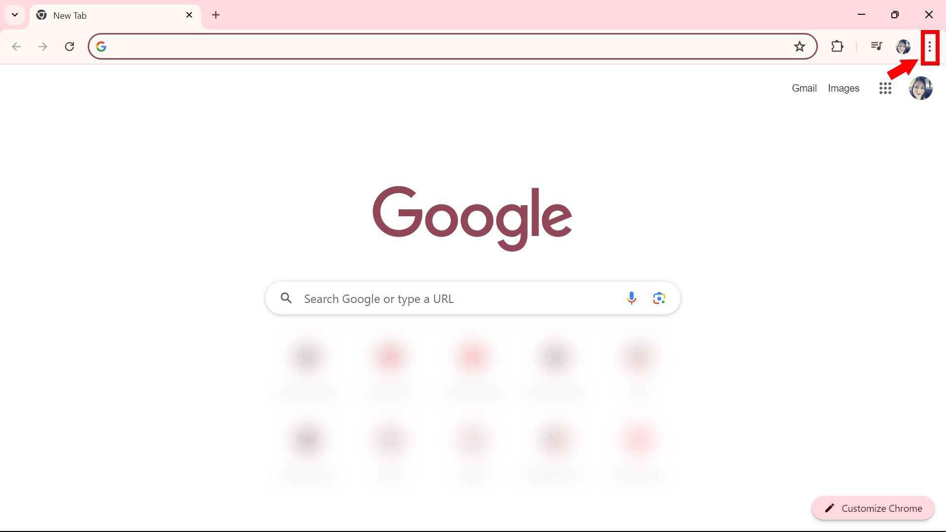 seta vermelha sólida apontando para o contorno do retângulo vermelho sobre o ícone de três pontos no navegador de desktop Google Chrome