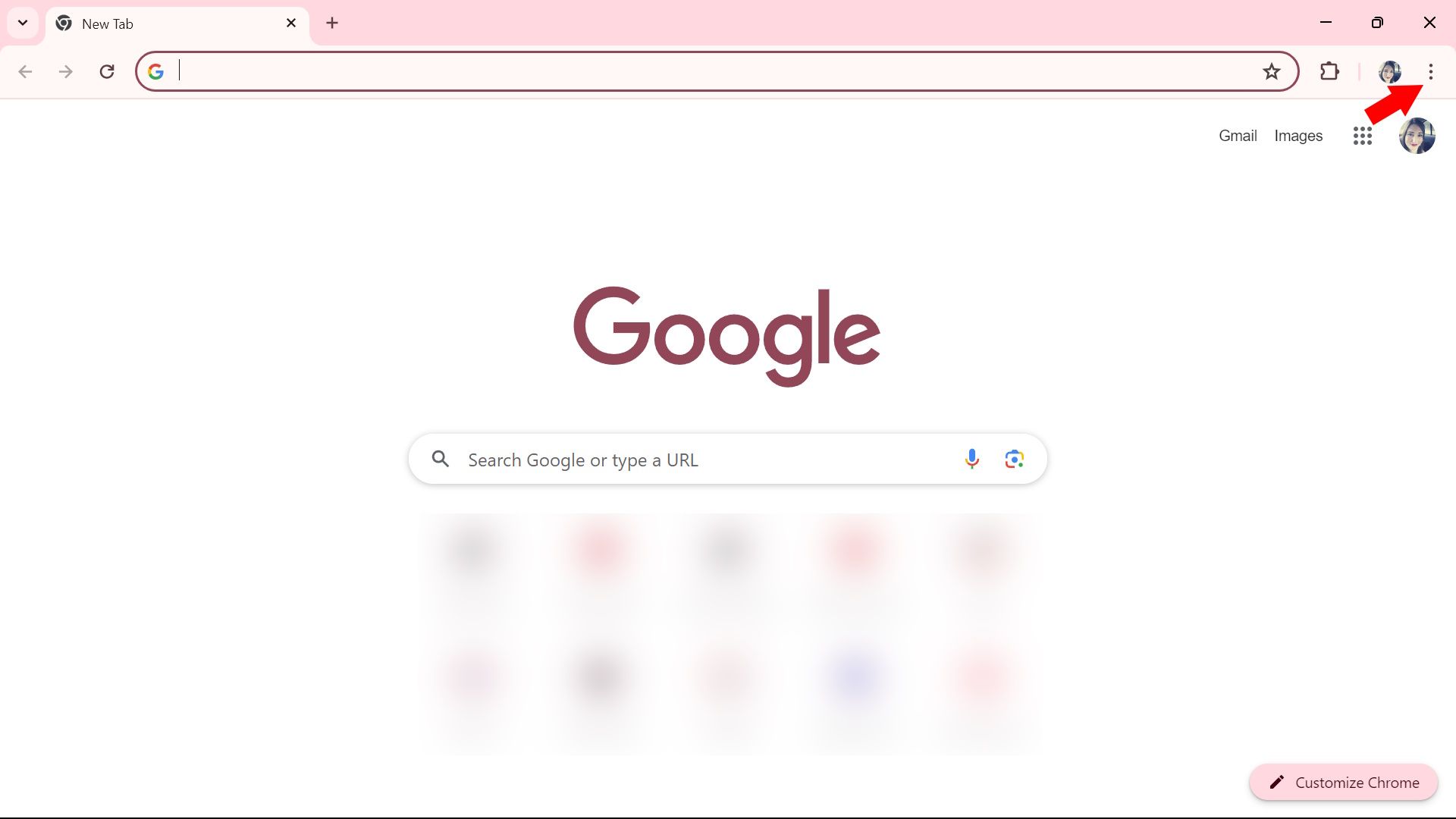 seta vermelha apontando para o ícone de três pontos mais menu no Google Chrome na área de trabalho