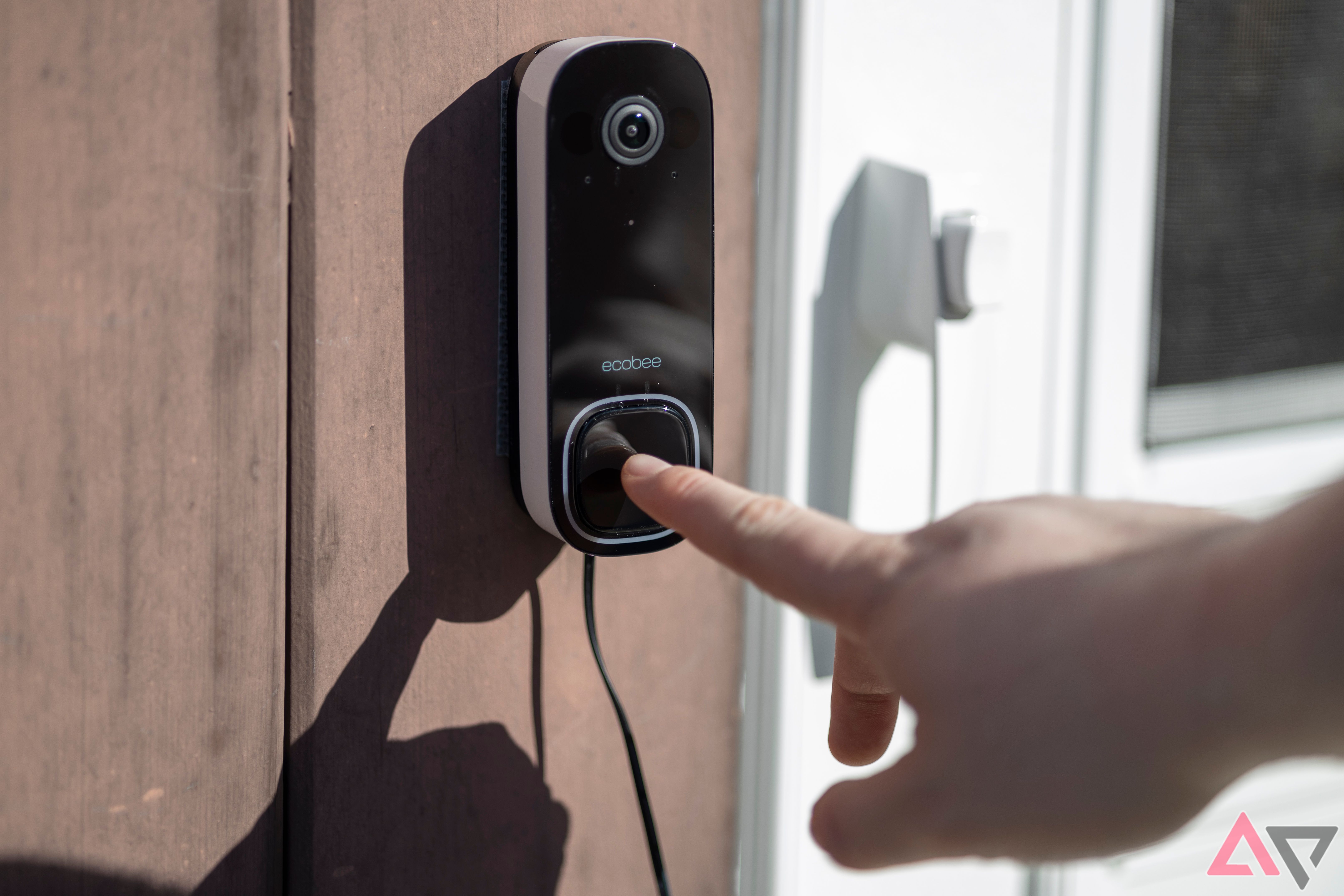 Pessoa tocando câmera Ecobee Smart Doorbell (com fio)