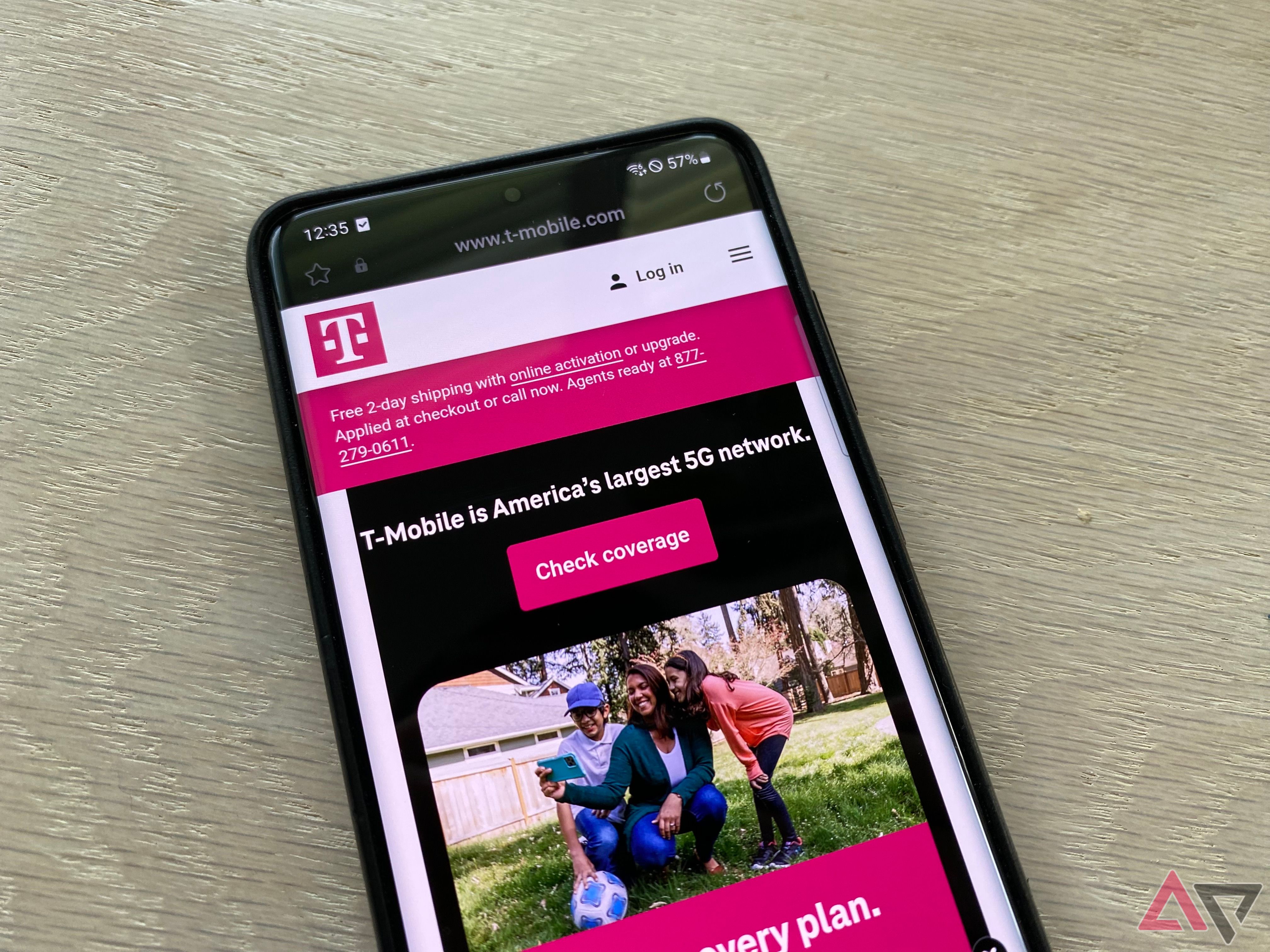 Página da web da T-Mobile em um smartphone Galaxy, junho de 2024