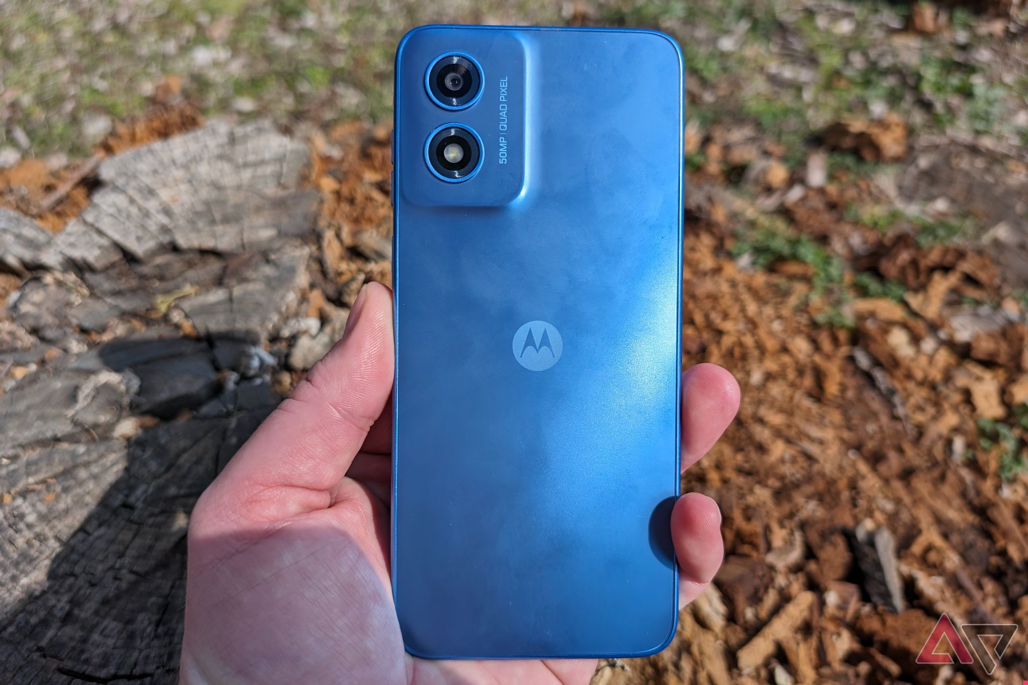 A parte traseira do Motorola Moto G Play (2024) segurada na mão