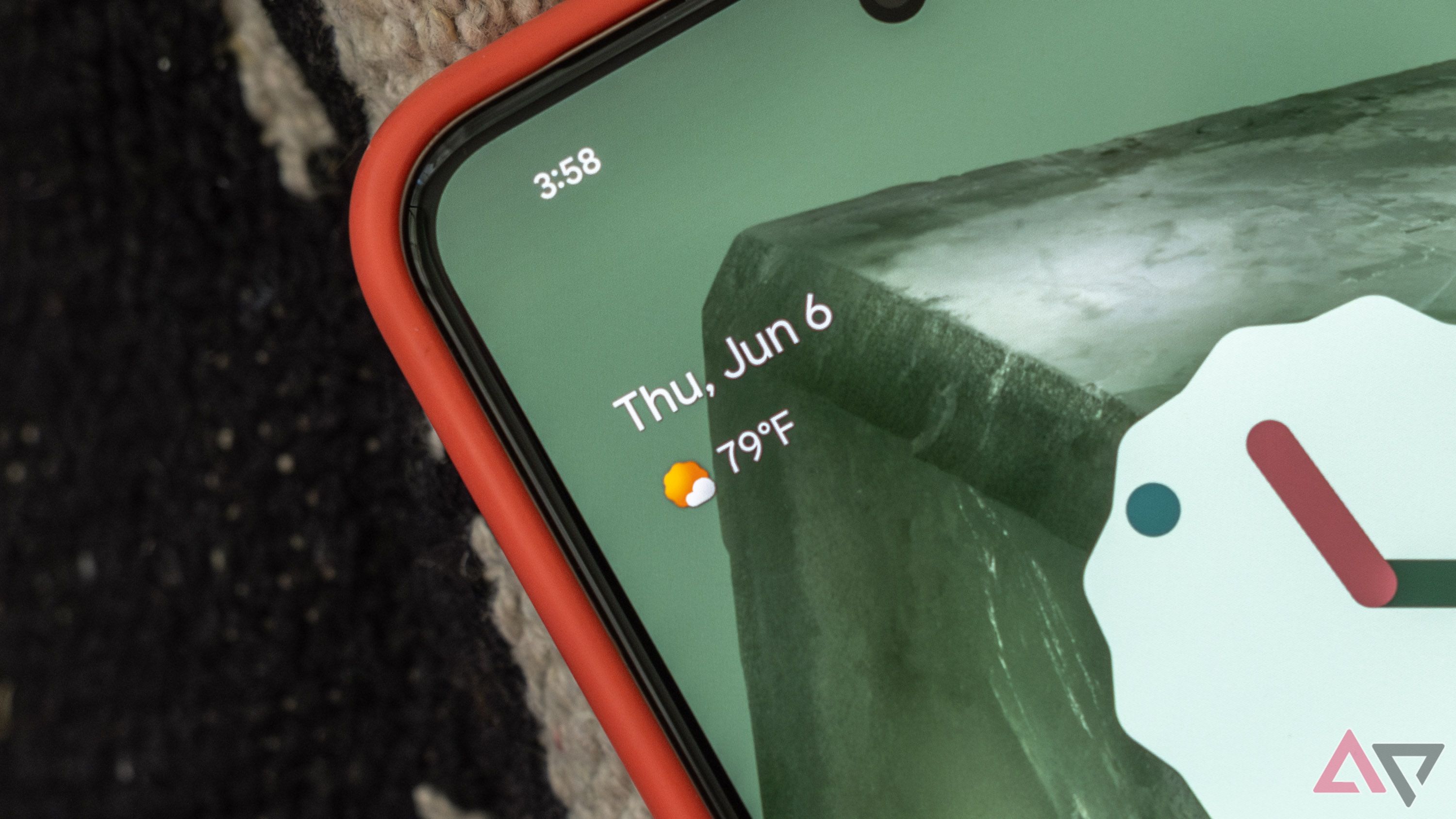 Uma visão aproximada de um widget de previsão do tempo na tela do telefone