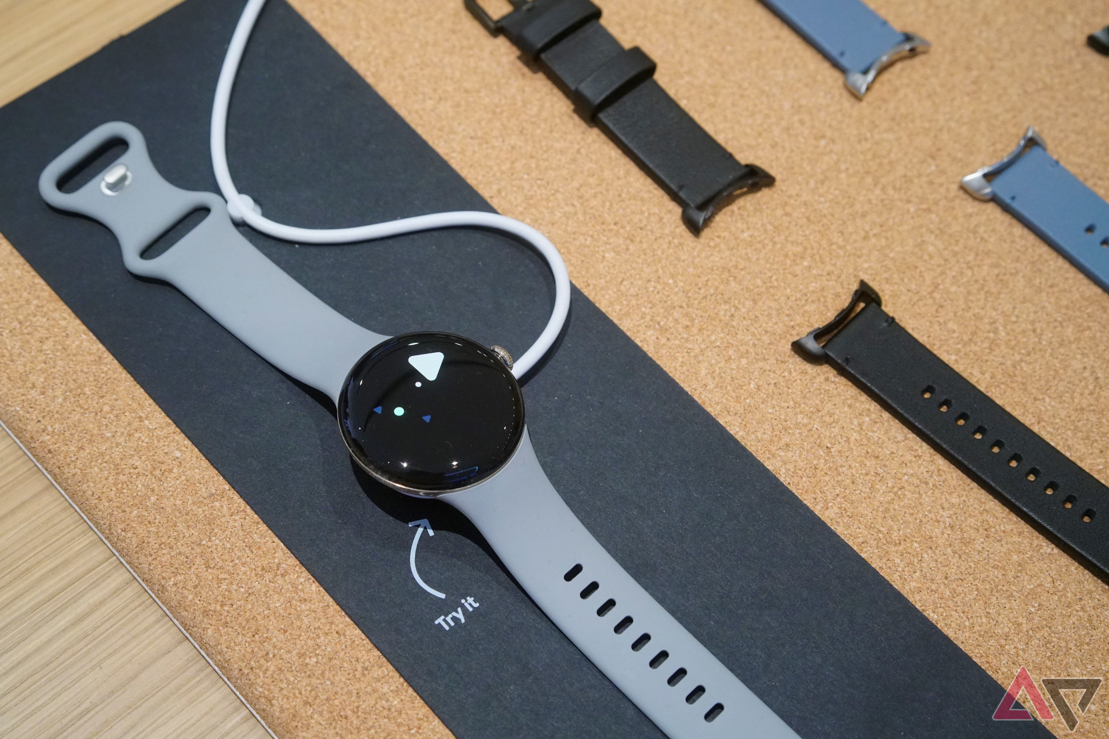 Um Pixel Watch 2 colocado em uma mesa de demonstração no varejo.