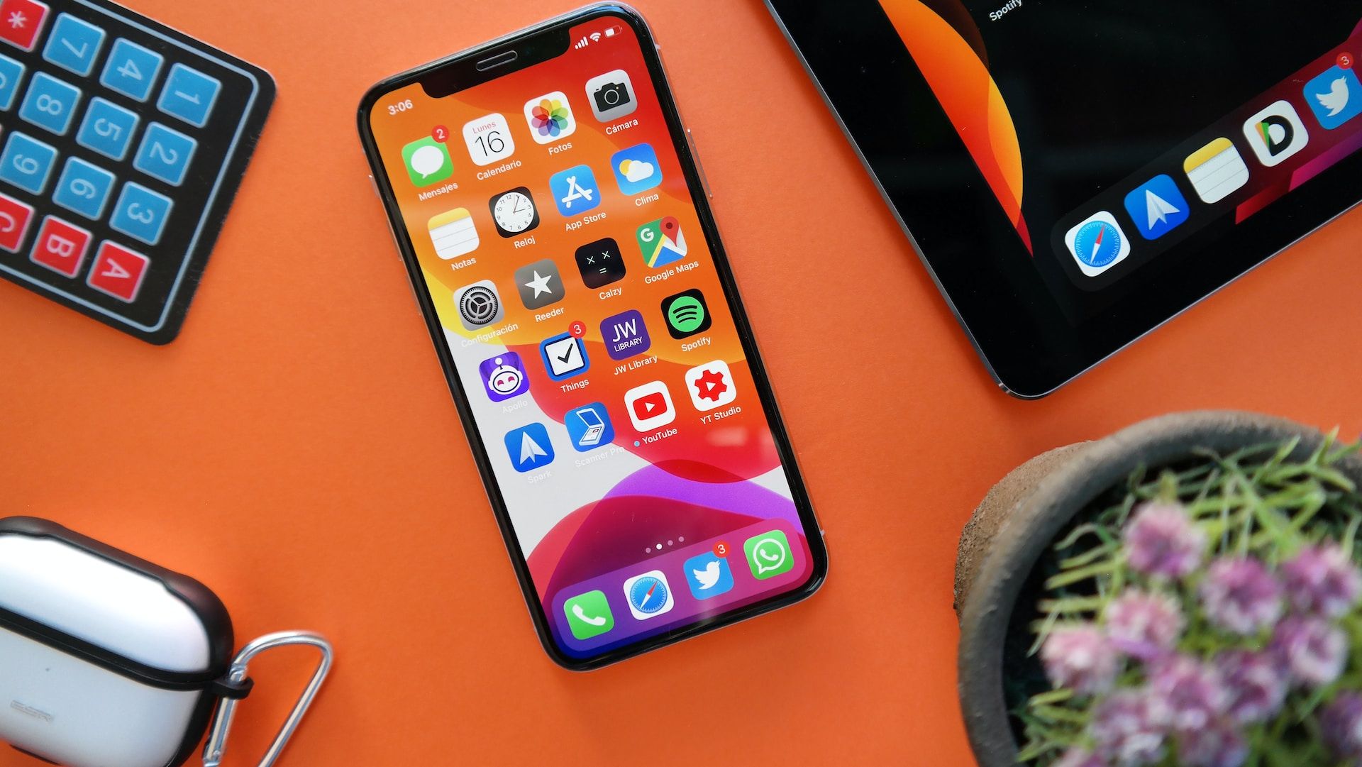 Um iPhone em uma superfície laranja.