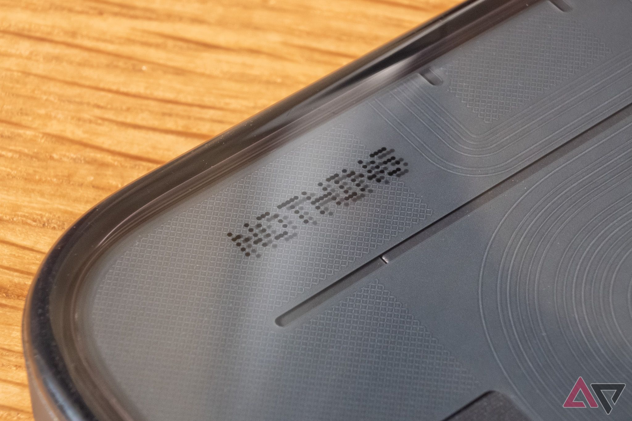 Um close-up da marca Nothing na parte de trás de um telefone