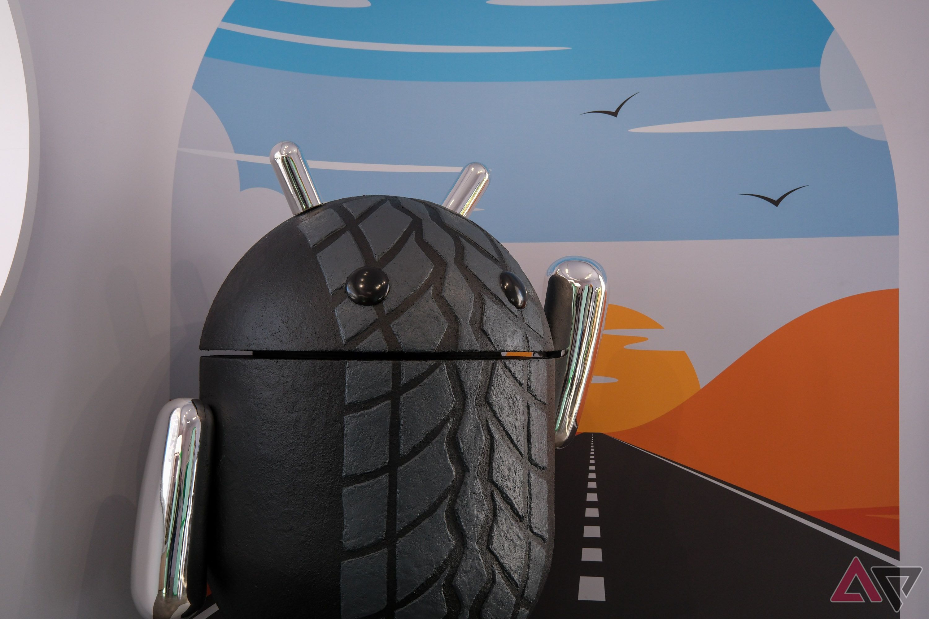 Um mascote Android parecido com um pneu