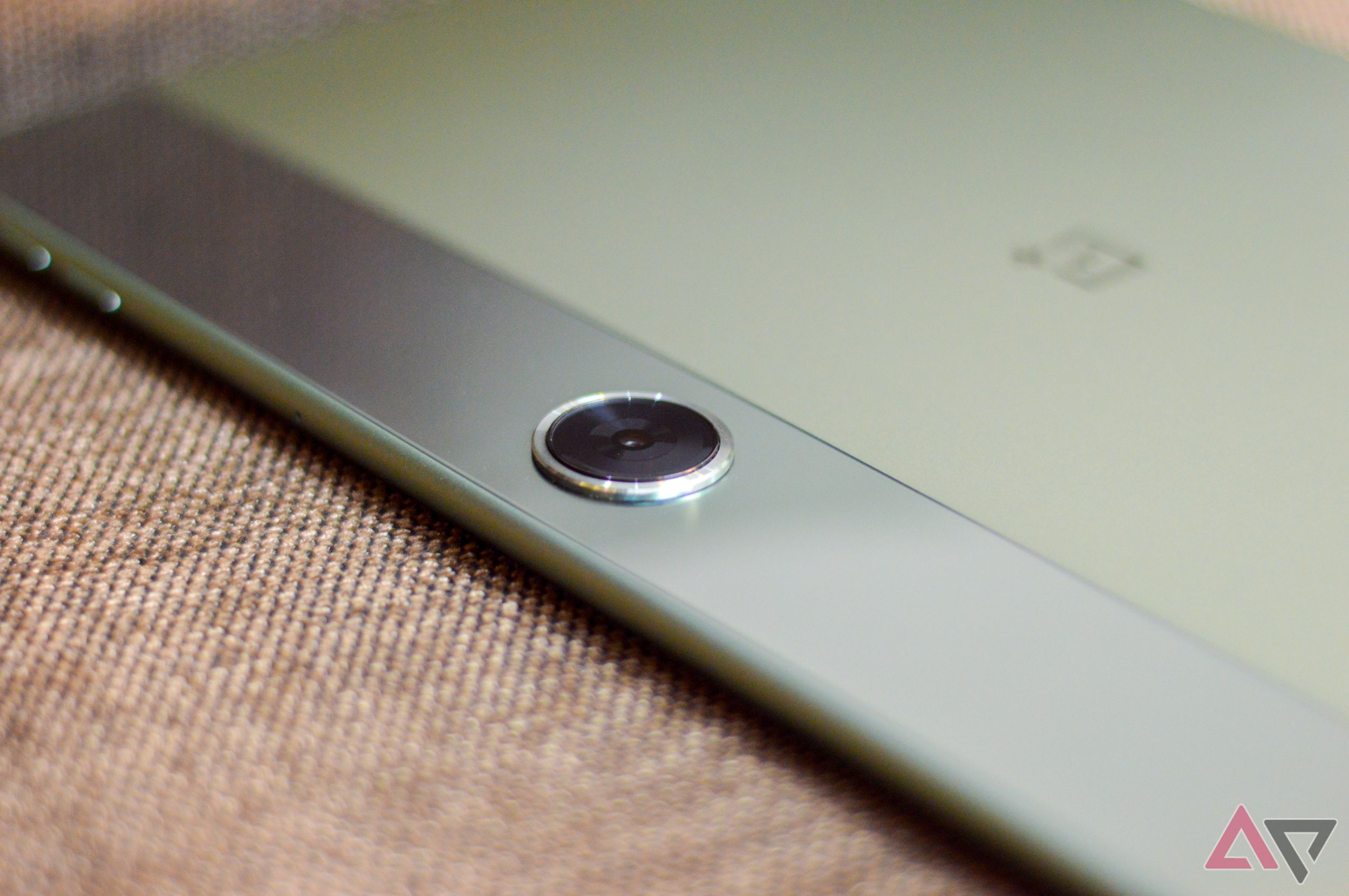 Close-up da ilha da câmera do OnePlus Pad Go