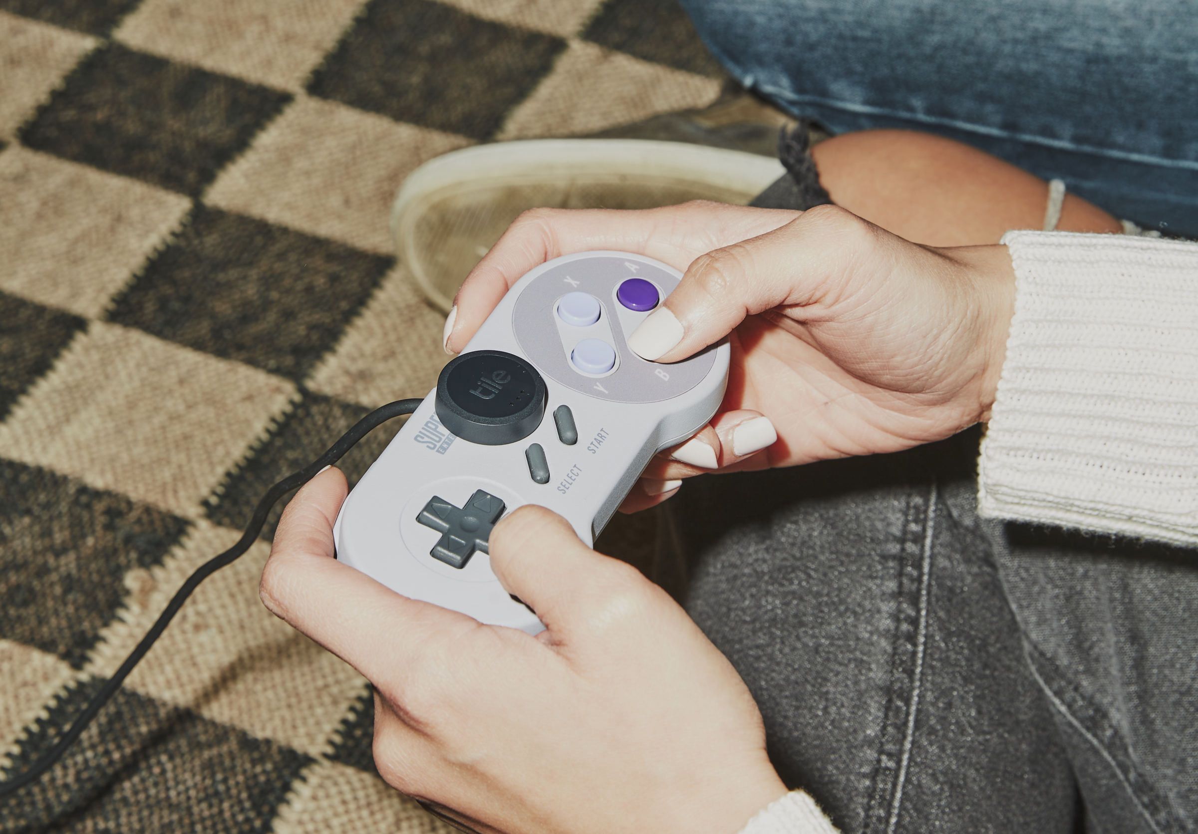 O adesivo de azulejo afixado em um gamepad do Super Nintendo