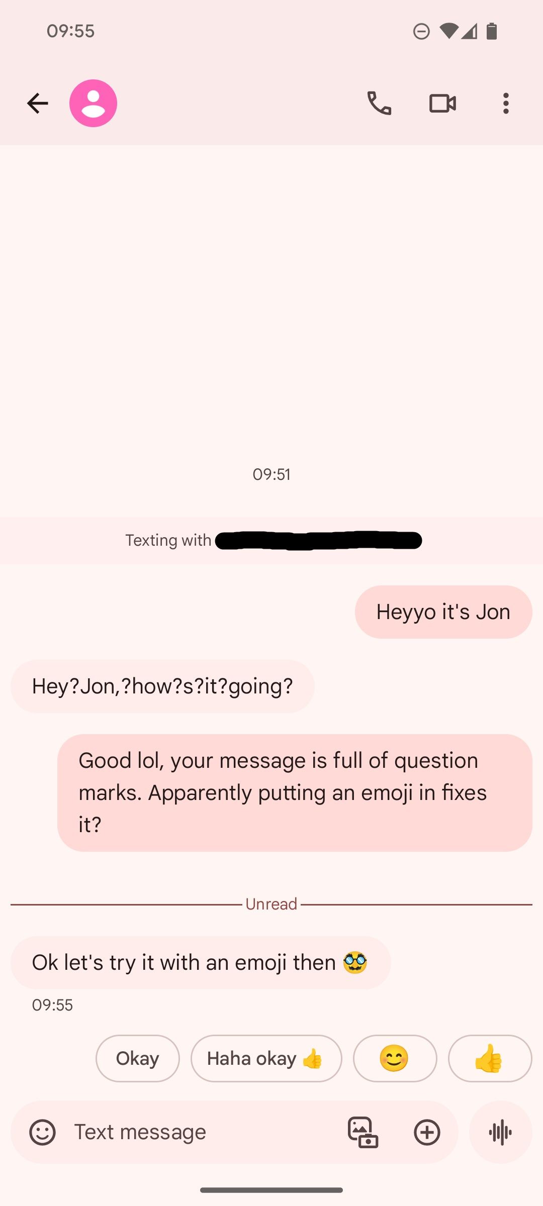 Capturas de tela de uma conversa por mensagem de texto entre um iPhone e um Google Pixel com pontos de interrogação estranhos aparecendo.