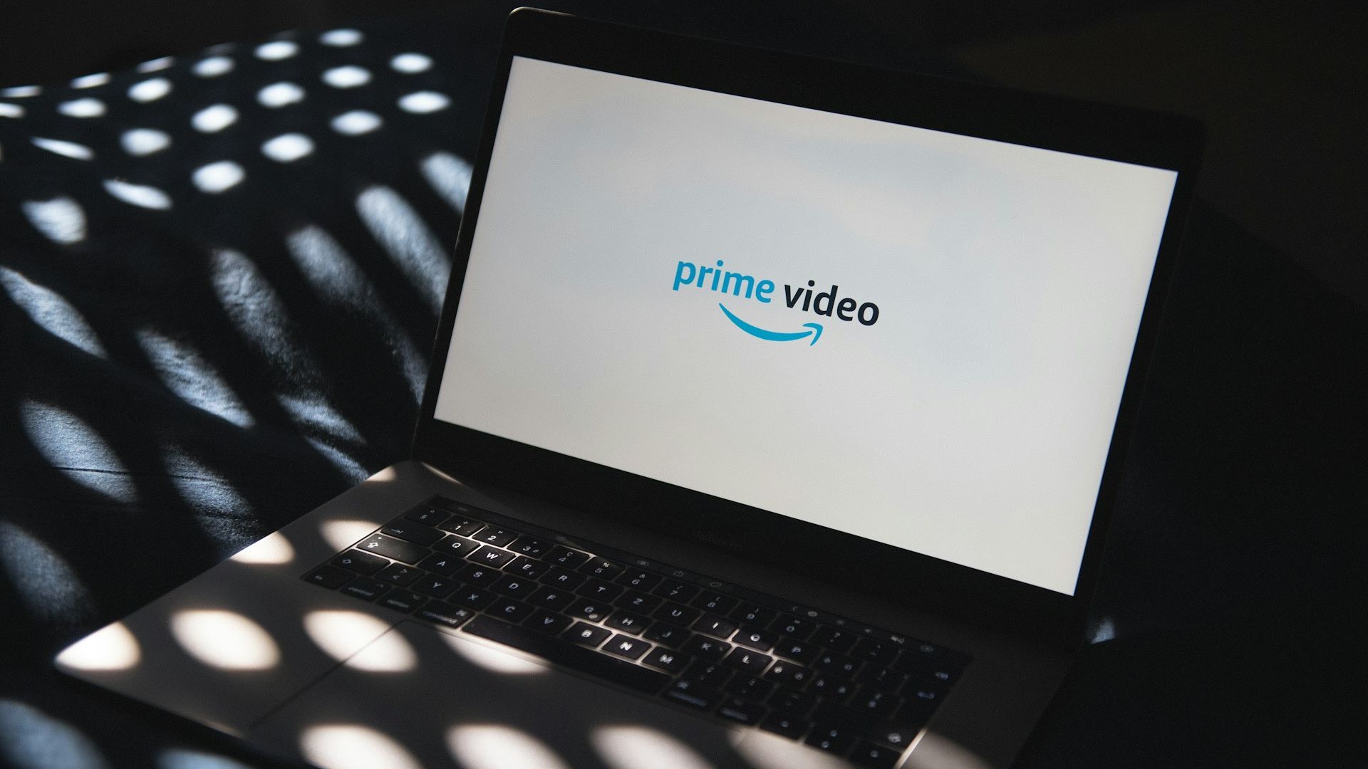 O logotipo do Prime Video em um laptop