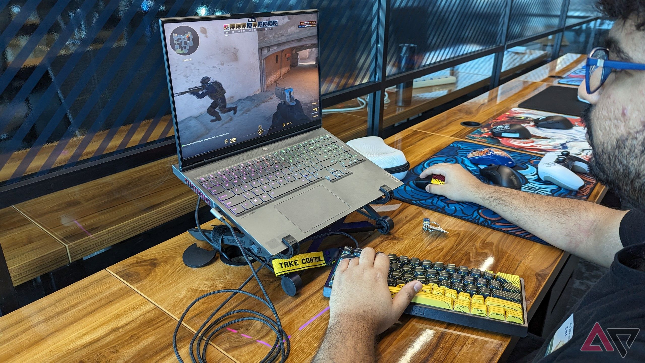 Jogando Counter Strike em um laptop com o Wooting 60HE+ conectado 
