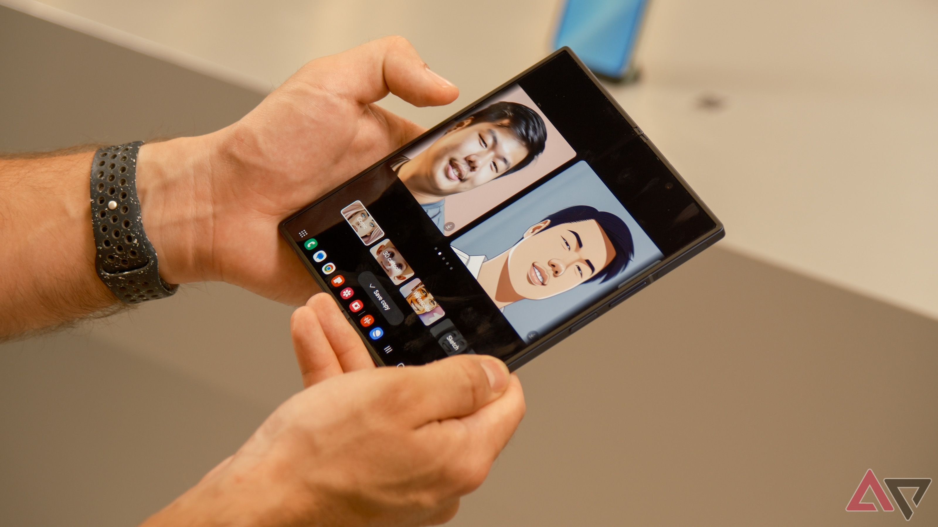 Samsung Galaxy Z Fold 6 mostrando diferentes imagens desenhadas por IA