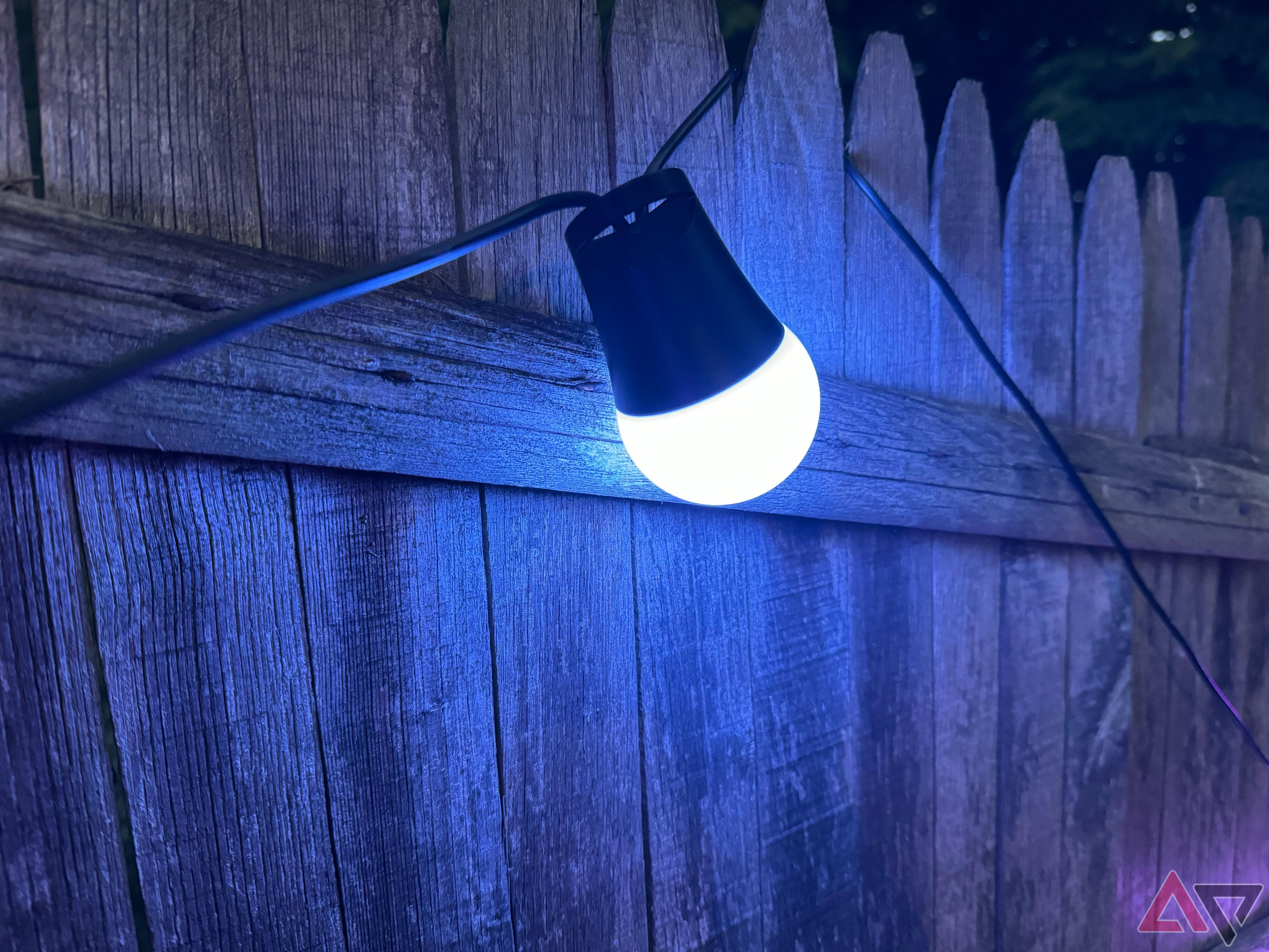 Govee Outdoor String Lights 2 iluminado em azul à noite