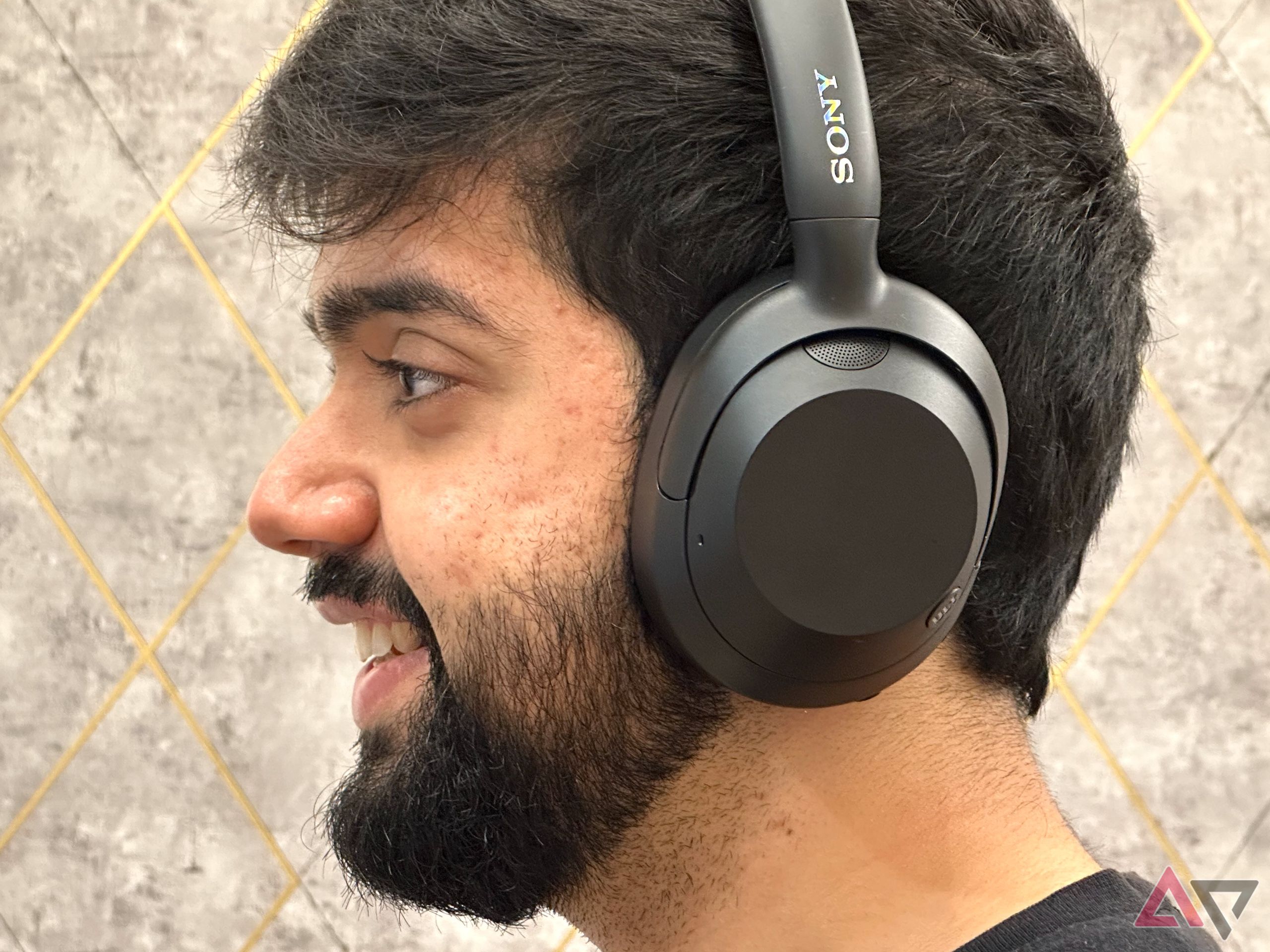 Pessoa usando fones de ouvido Sony Ult Wear, foto lateral