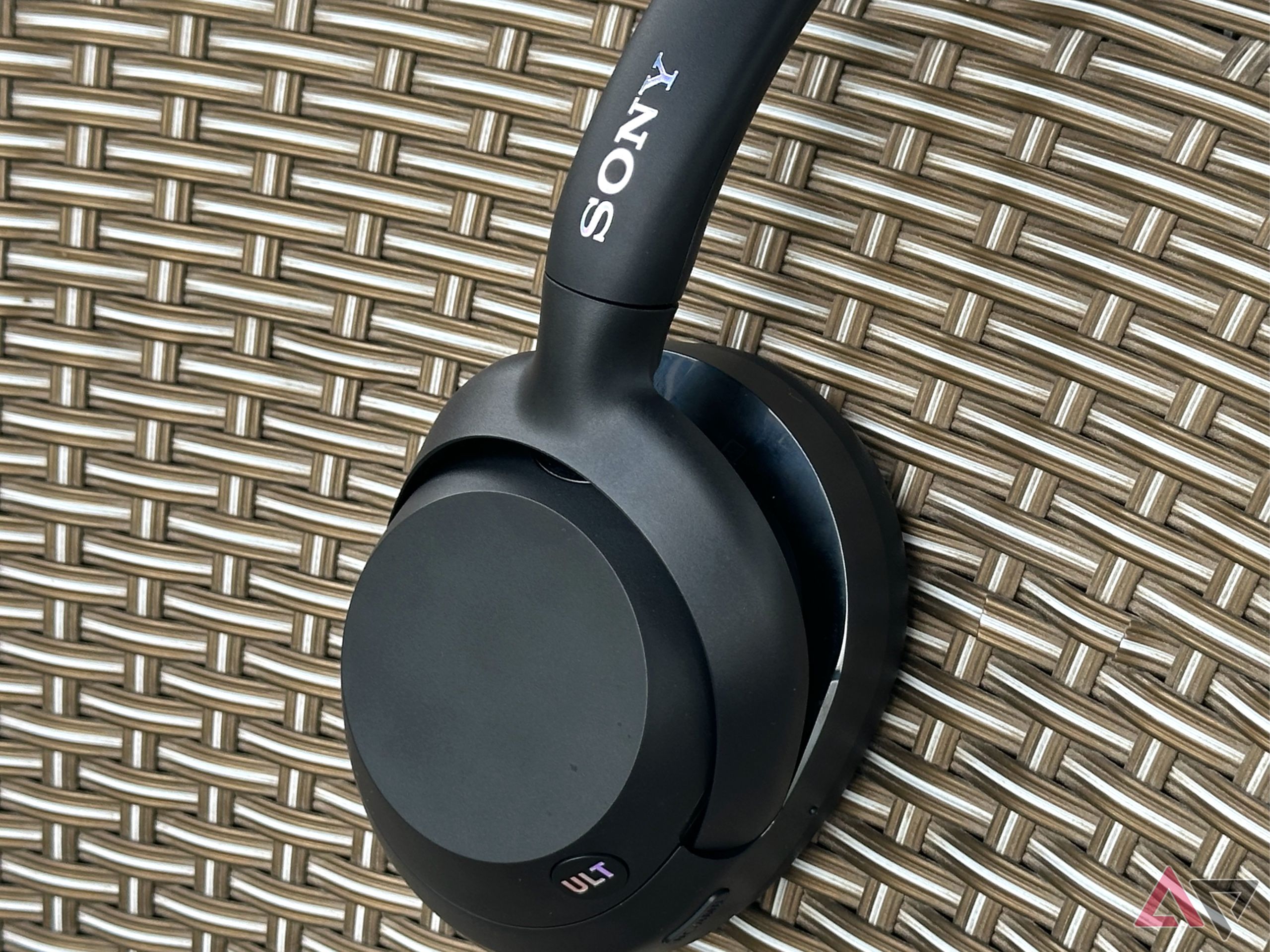 Fones de ouvido Sony Ult Wear em uma cadeira com rede