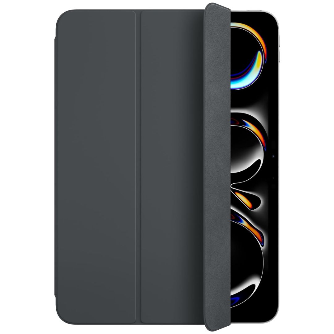 Uma capa preta tipo fólio no iPad Pro em um fundo branco