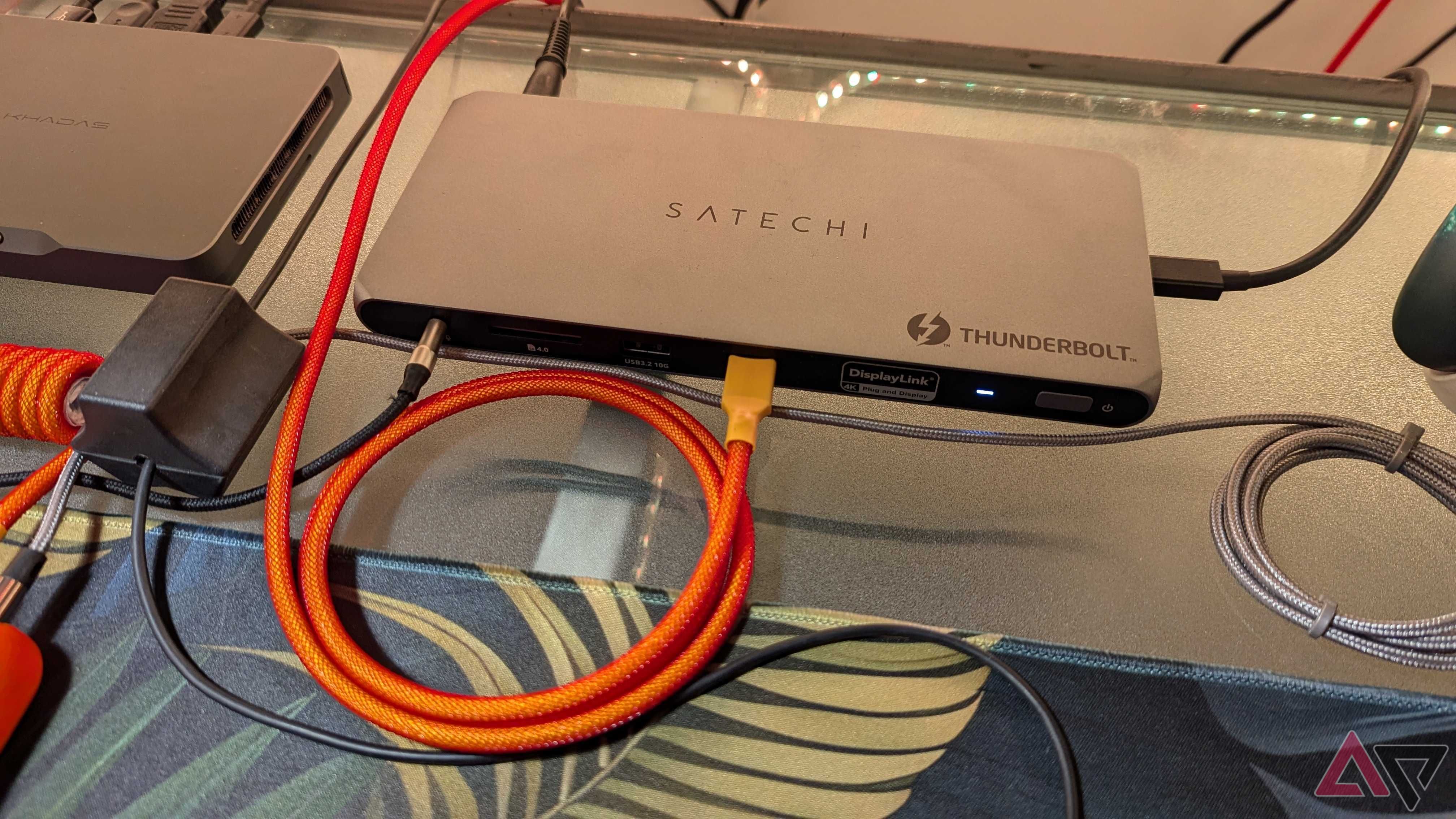 Dock Satechi Thunderbolt 4 com fios laranja e adicionais conectados