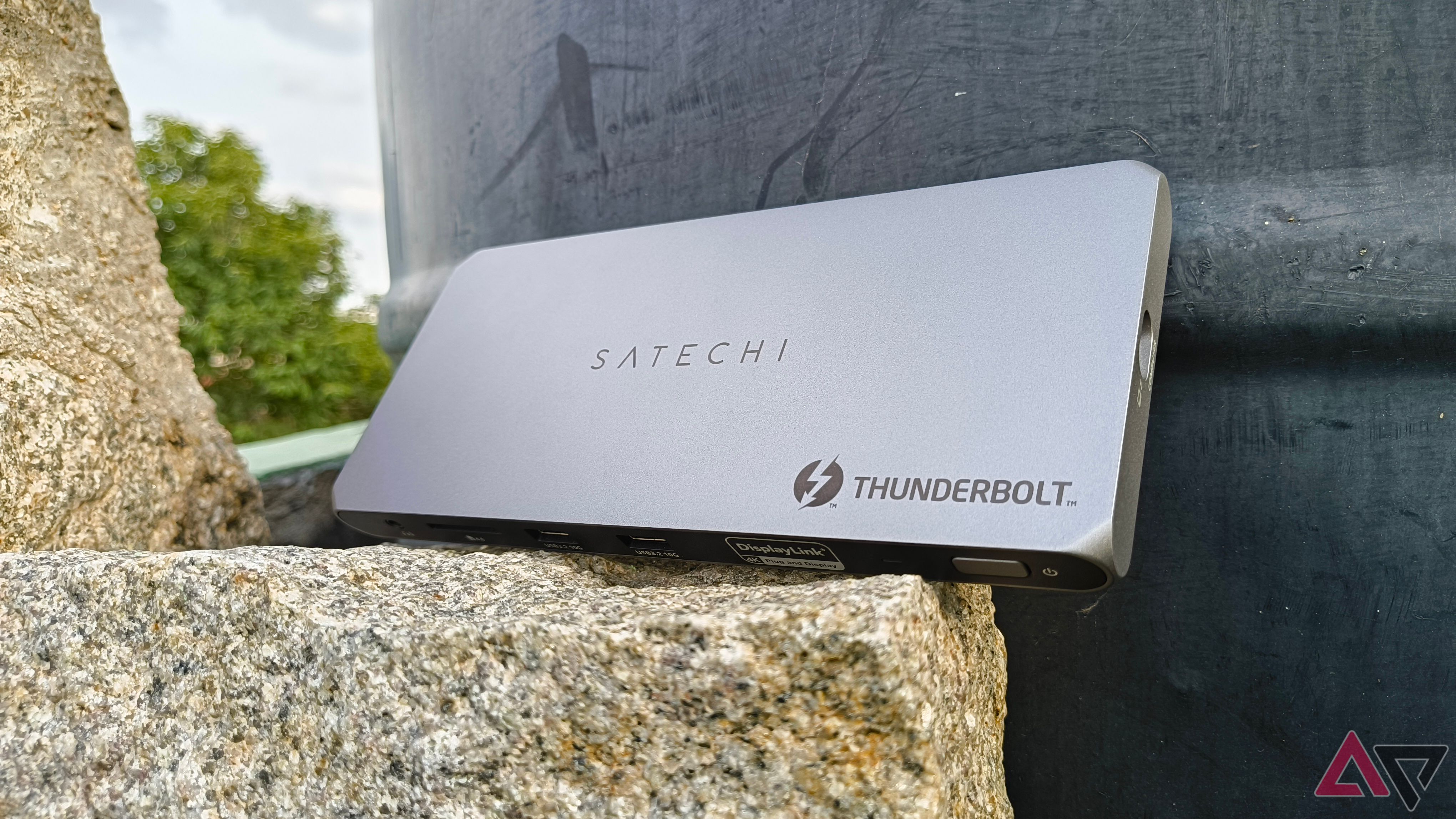 Dock Satechi Thunderbolt 4 instalado contra uma parede empoleirada em uma rocha