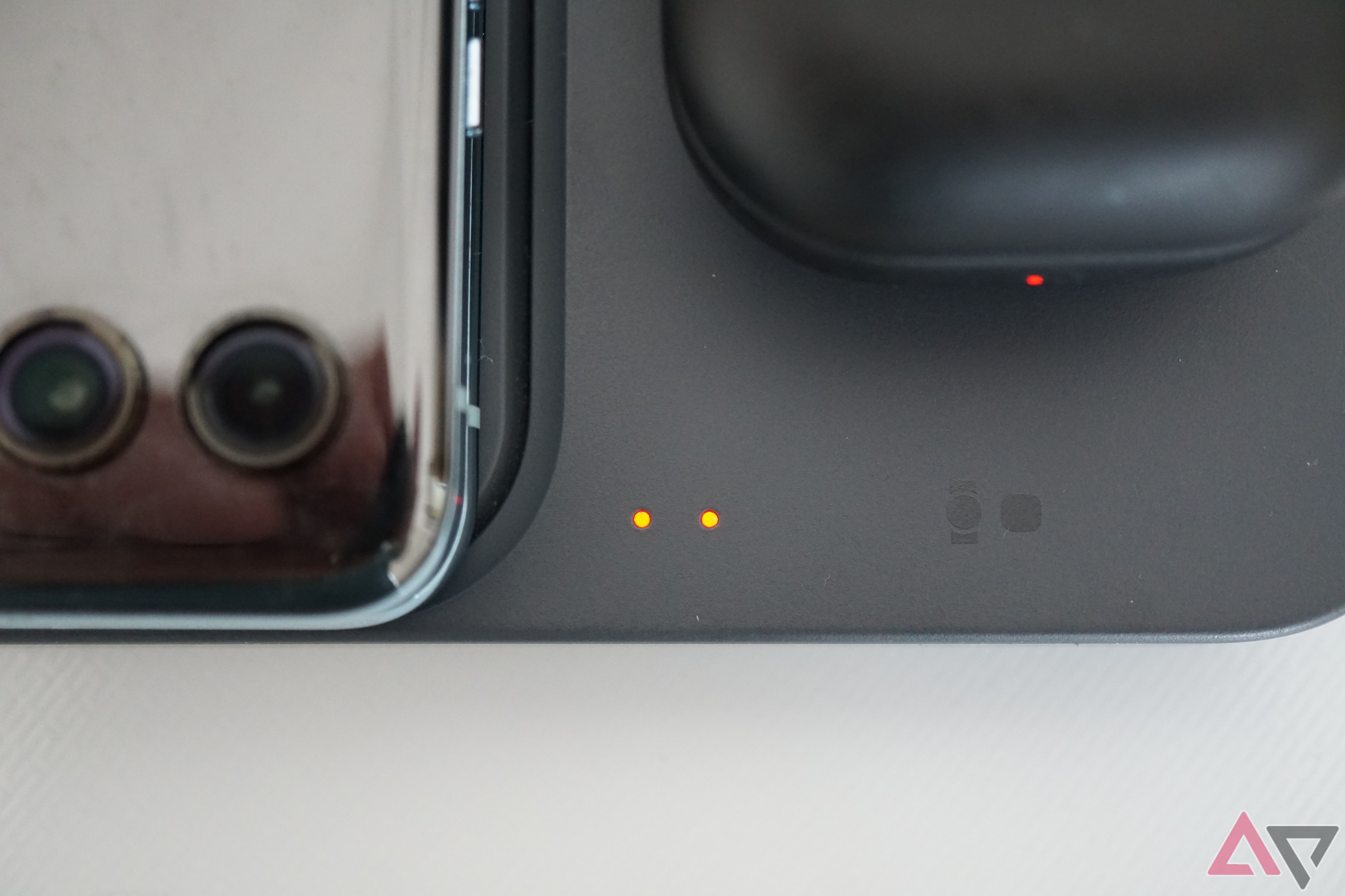 Um close-up dos indicadores LED do Samsung Wireless Charger Duo