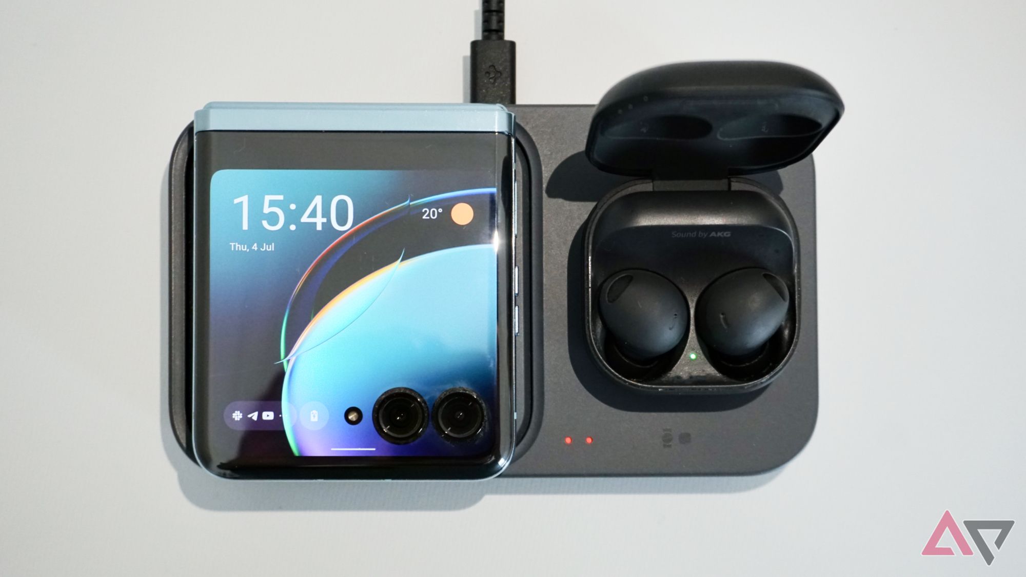 Uma foto do Samsung Wireless Charger Duo carregando um Moto Razr+ e um Galaxy Buds 2 Pro