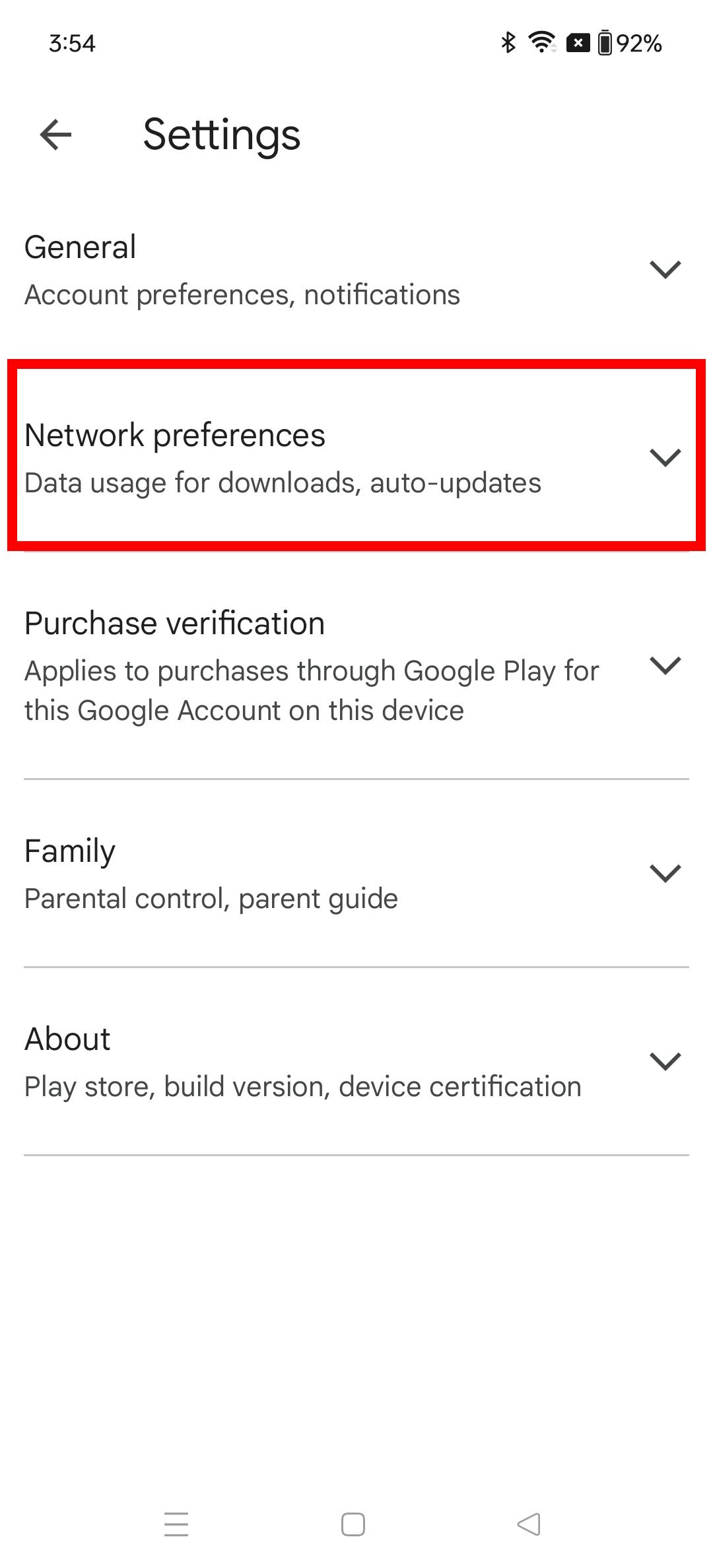 Contorno de retângulo vermelho destacando as preferências de rede nas configurações da Google Play Store no OnePlus