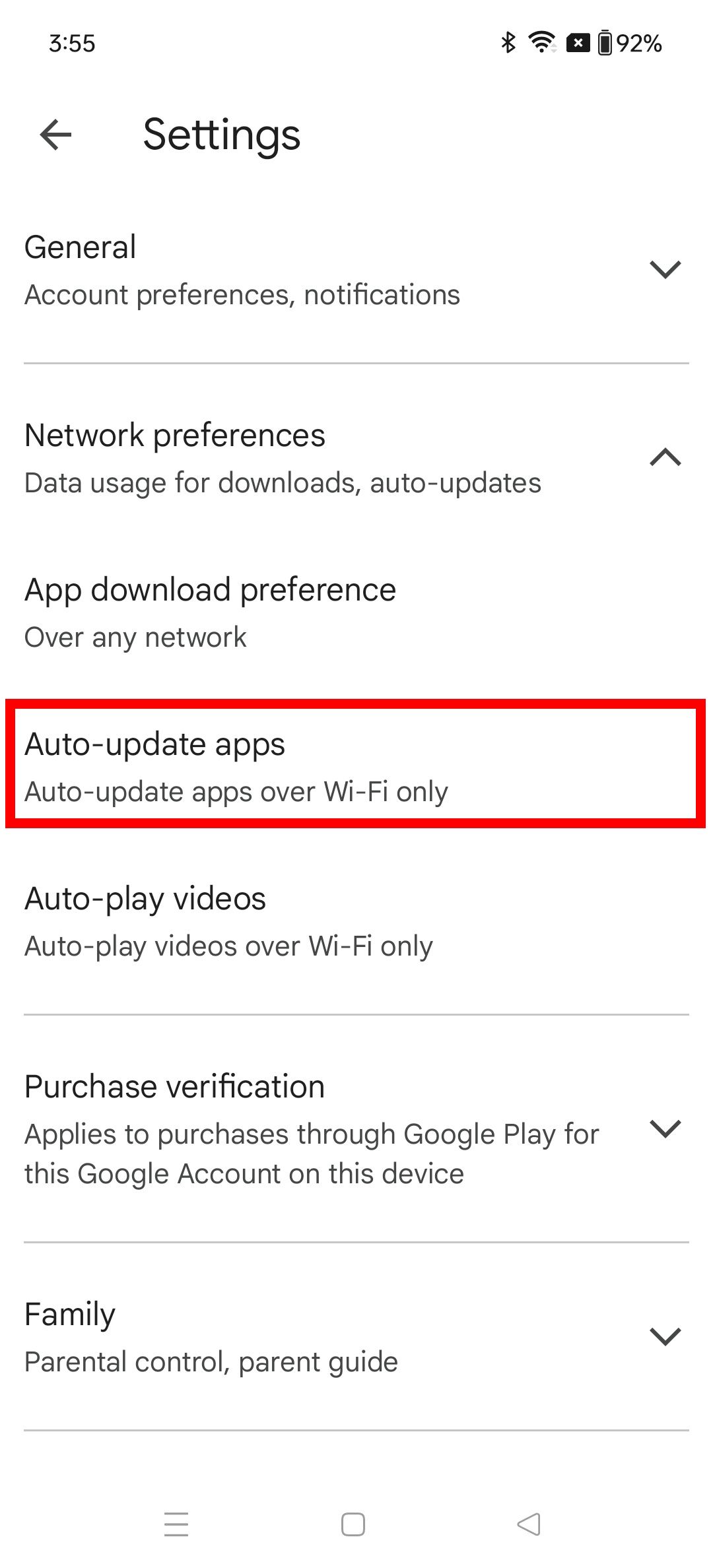 Contorno de retângulo vermelho destacando aplicativos de atualização automática nas configurações da Google Play Store no OnePlus