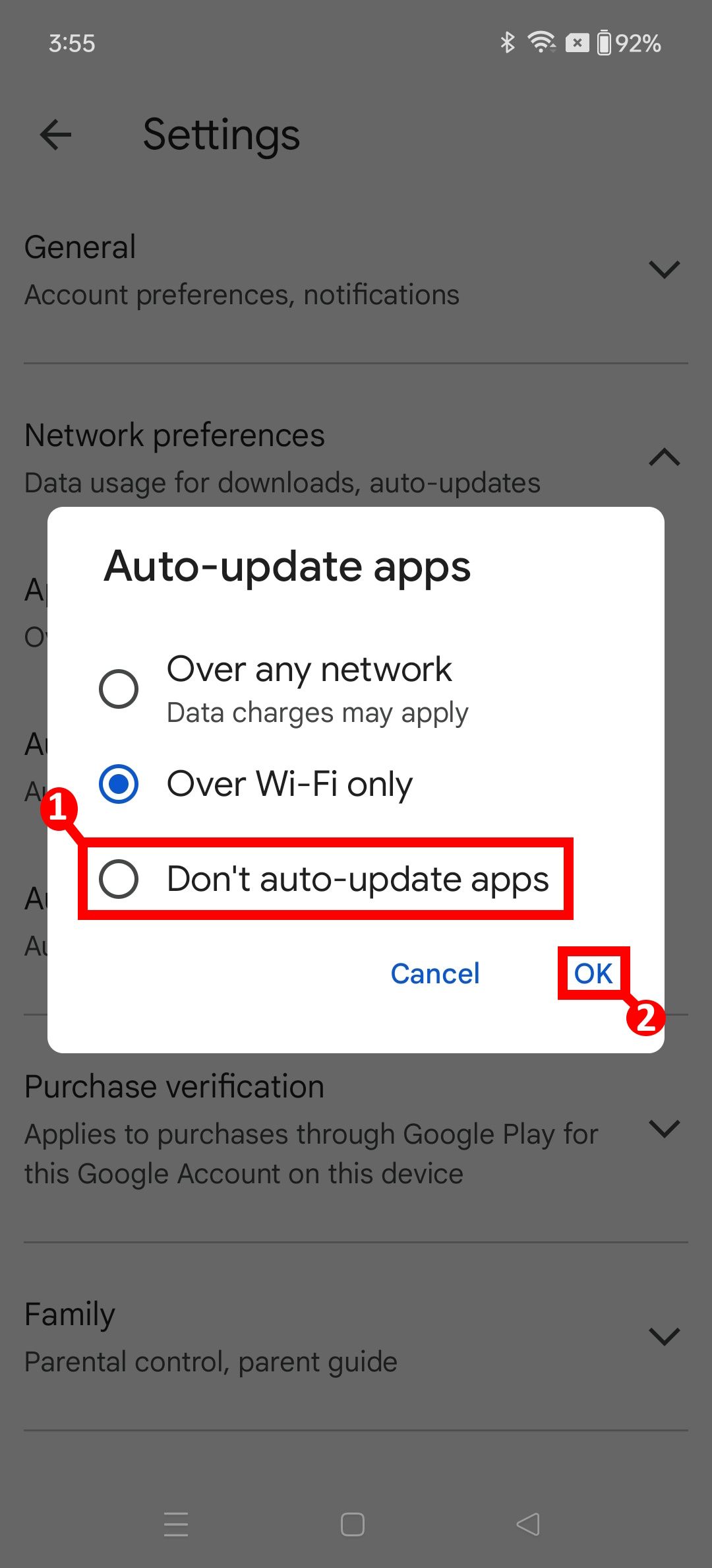 dois contornos de retângulos vermelhos rotulados como 1 e 2 destacando não atualizar aplicativos automaticamente e ok para Google Play Store no Oneplus