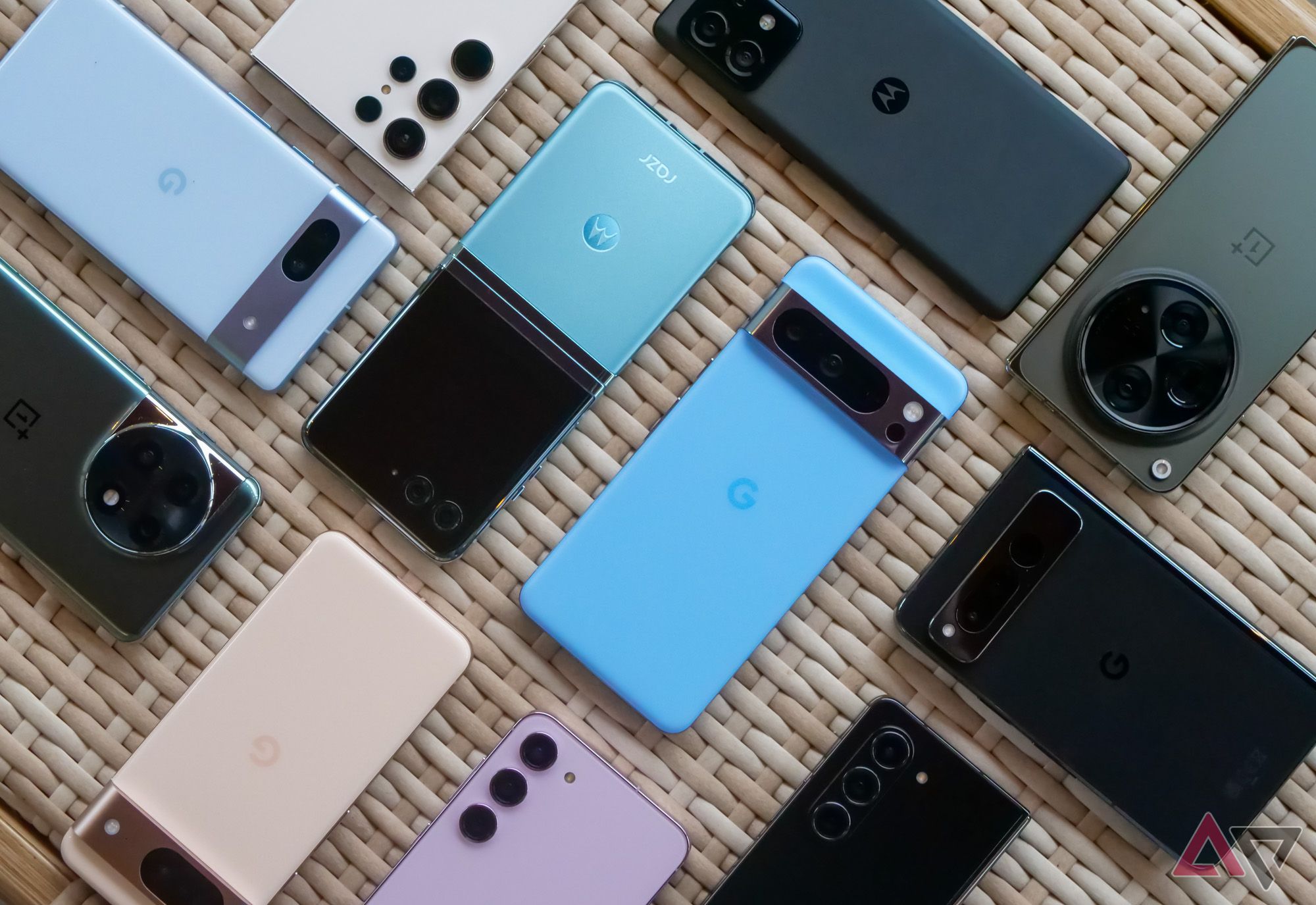 Uma pilha de dispositivos Android emblemáticos de 2023