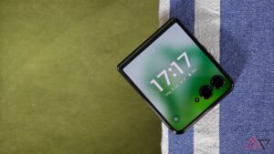 O Motorola Razr+ 2024 ainda nem foi lançado, mas está com 15% de desconto no Prime Day