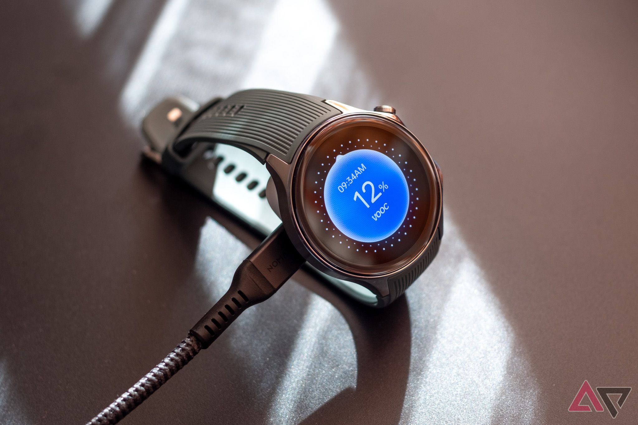 O OnePlus Watch 2 carrega enquanto exibe a hora e a porcentagem