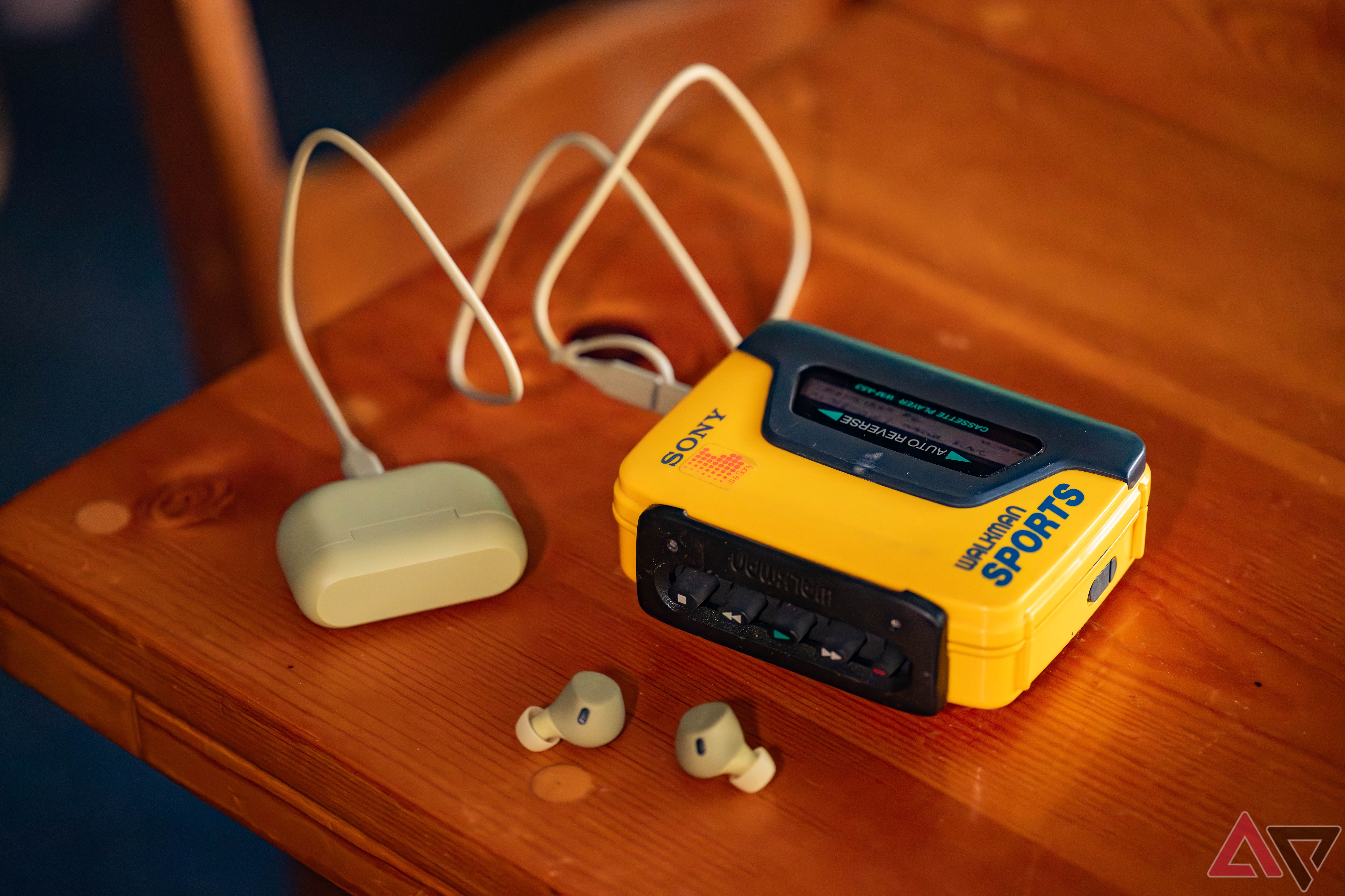 Jabra Elite 8 Active Gen 2 conectado a um tocador de cassetes Sony Walkman.