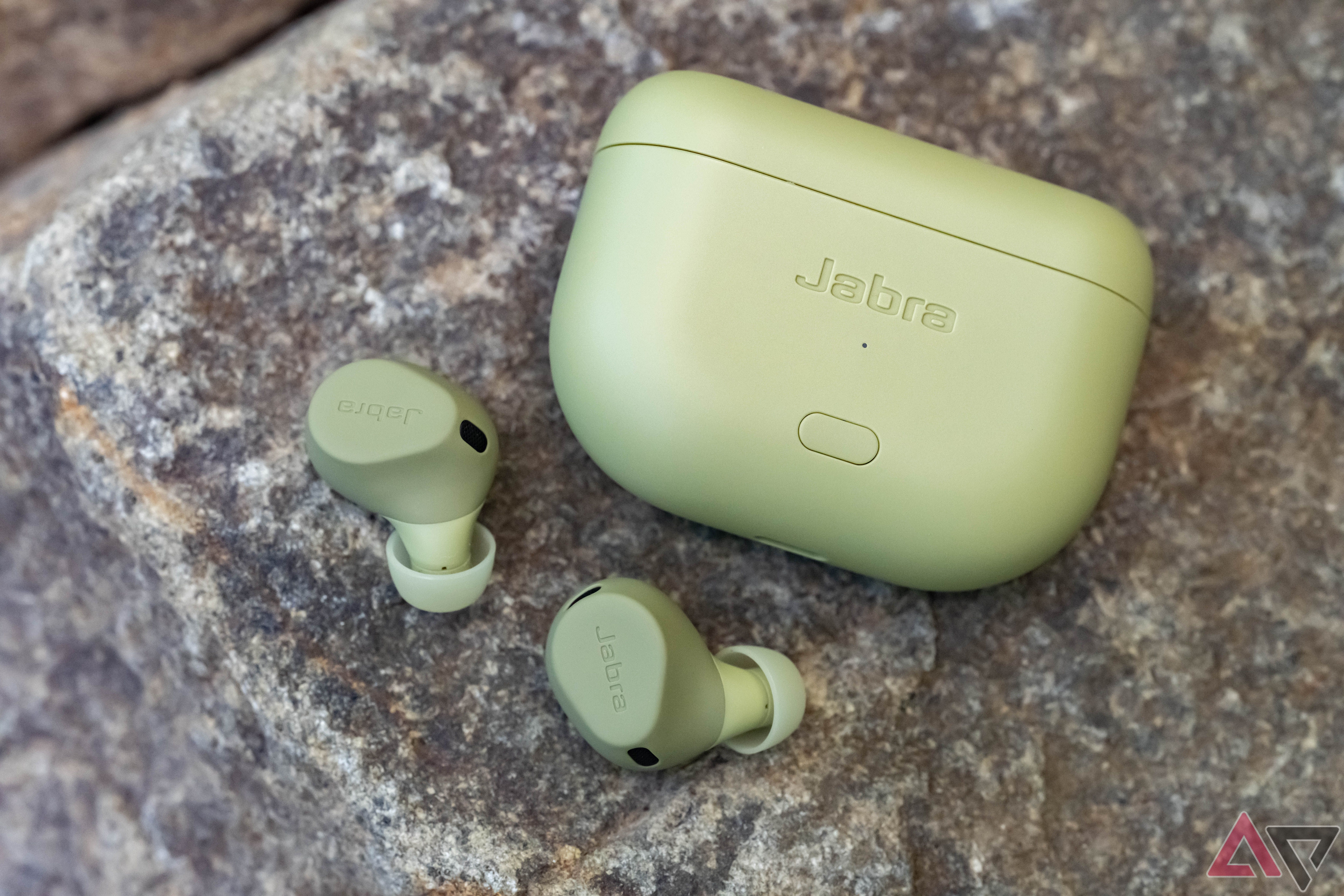 Estojo de carregamento Jabra Elite 8 Active Gen 2 com fones de ouvido em uma pedra.