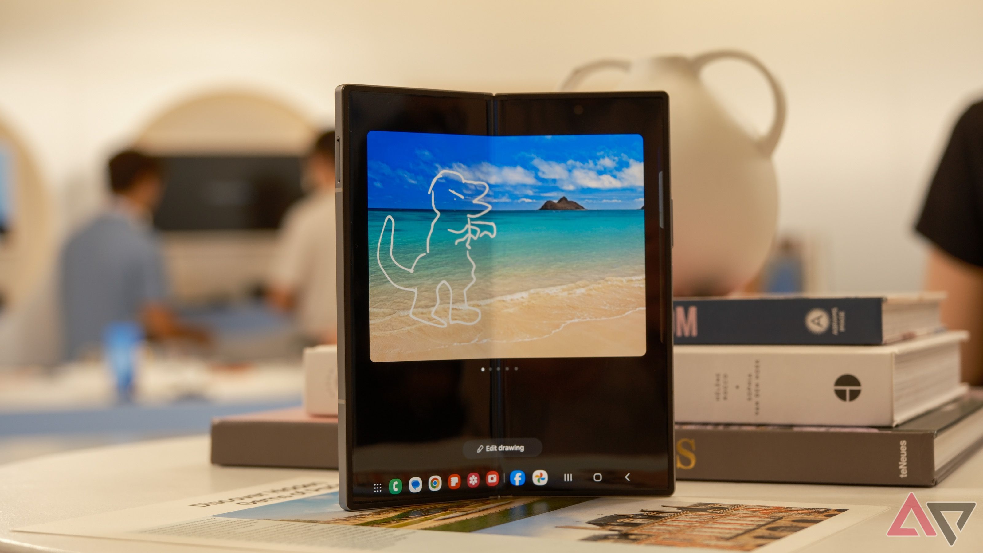 Uma imagem desenhada pelo Galaxy AI exibida na tela de um telefone Samsung Fold