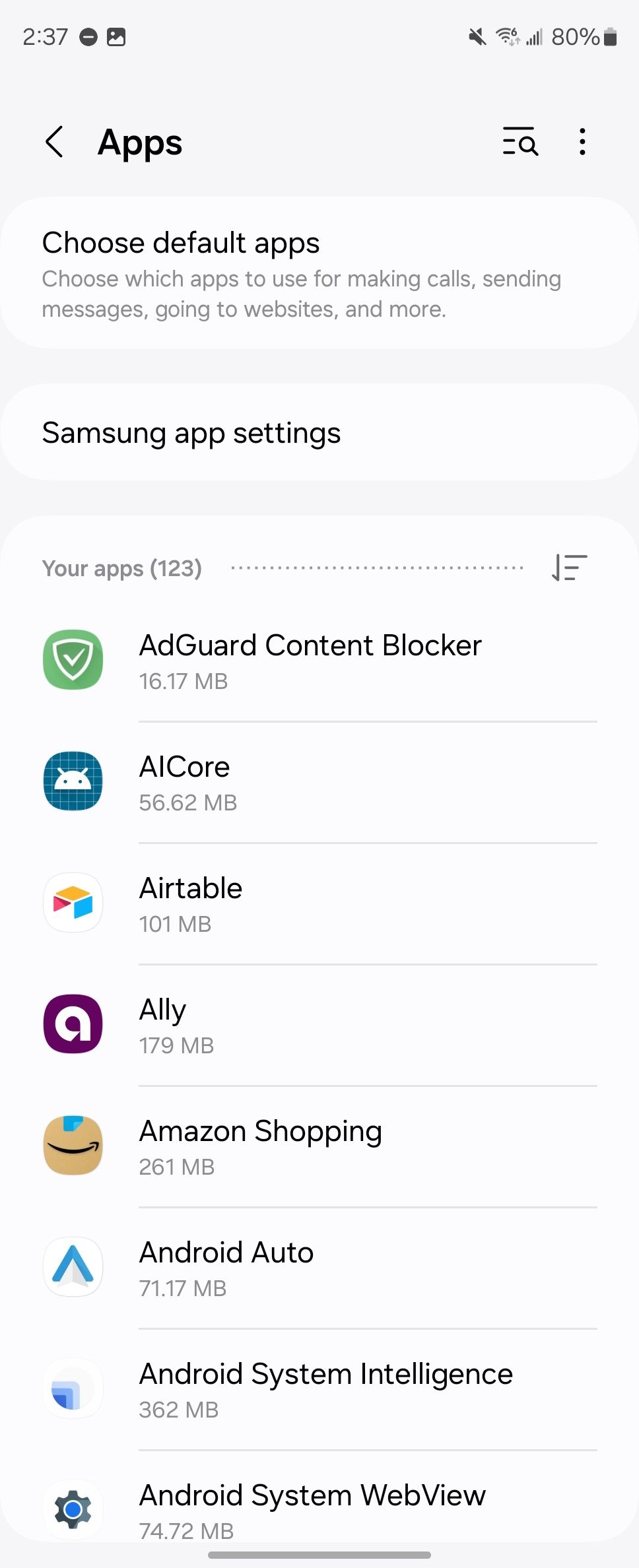 Uma lista de aplicativos na página de configurações de aplicativos da Samsung em ordem alfabética em um Samsung Galaxy Z Fold 6