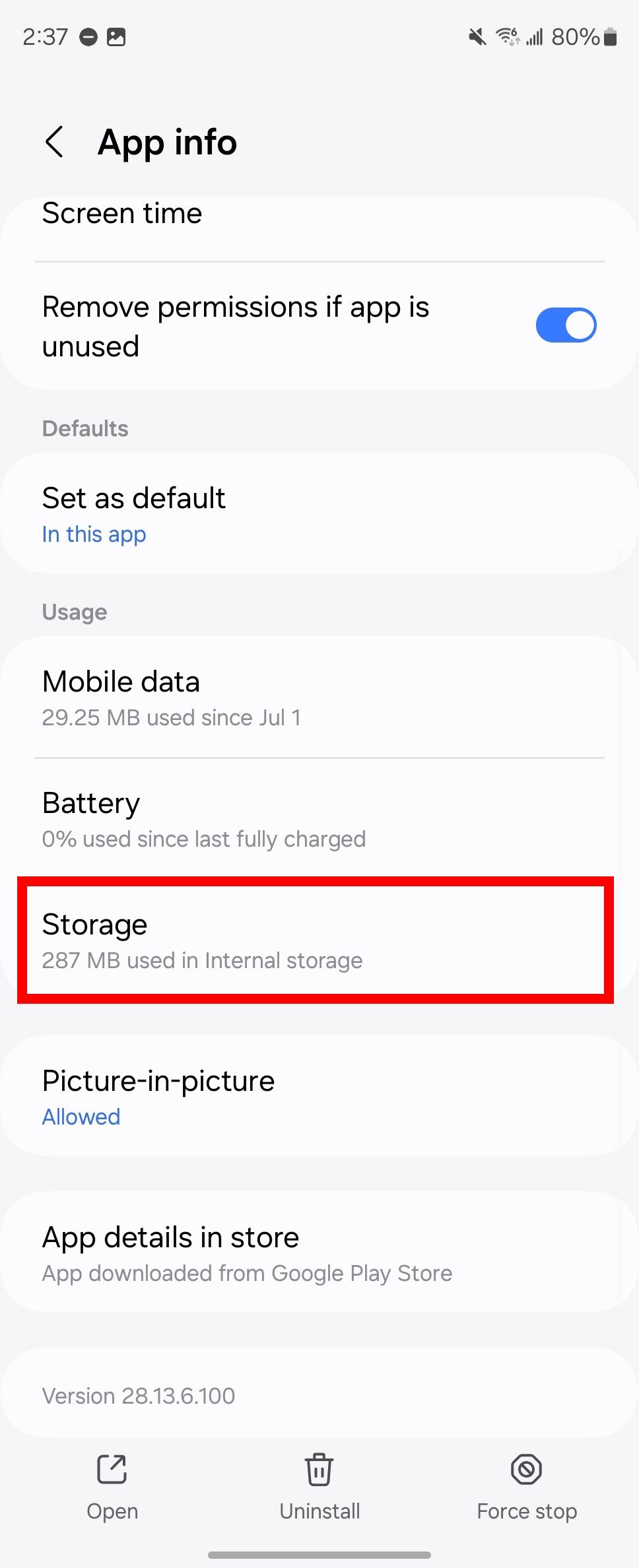 Contorno de retângulo vermelho sobre a opção de armazenamento na página de informações do aplicativo em um Samsung Galaxy Z Fold 6