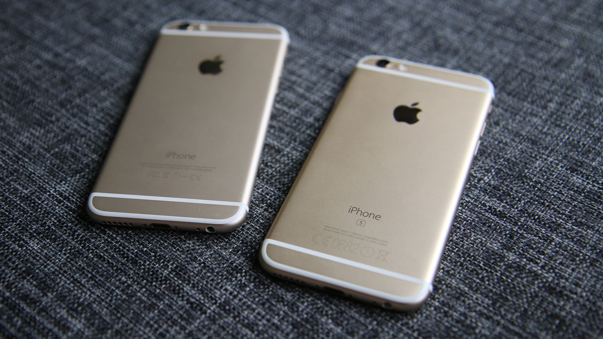 telefones apple iphone 6 e 6s cor dourada virados para baixo na superfície do tecido
