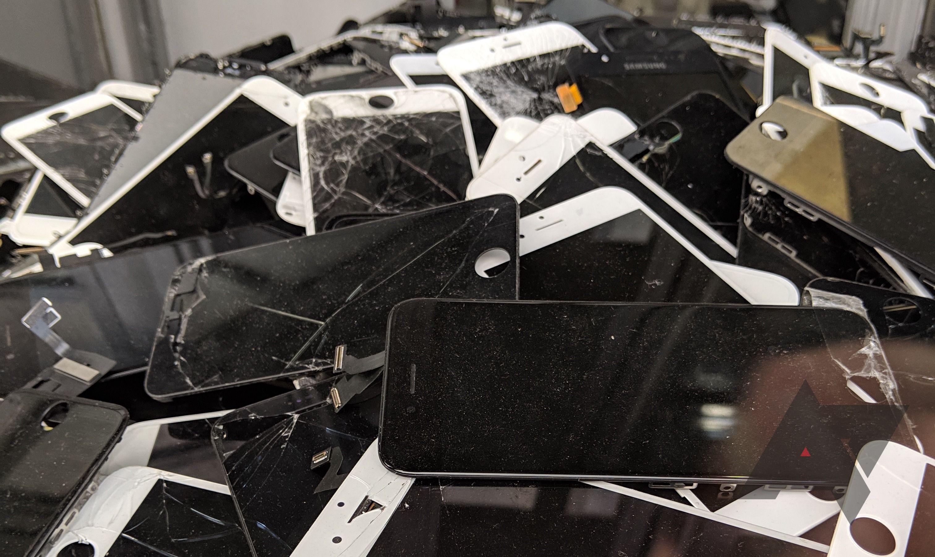 Uma pilha de smartphones quebrados.